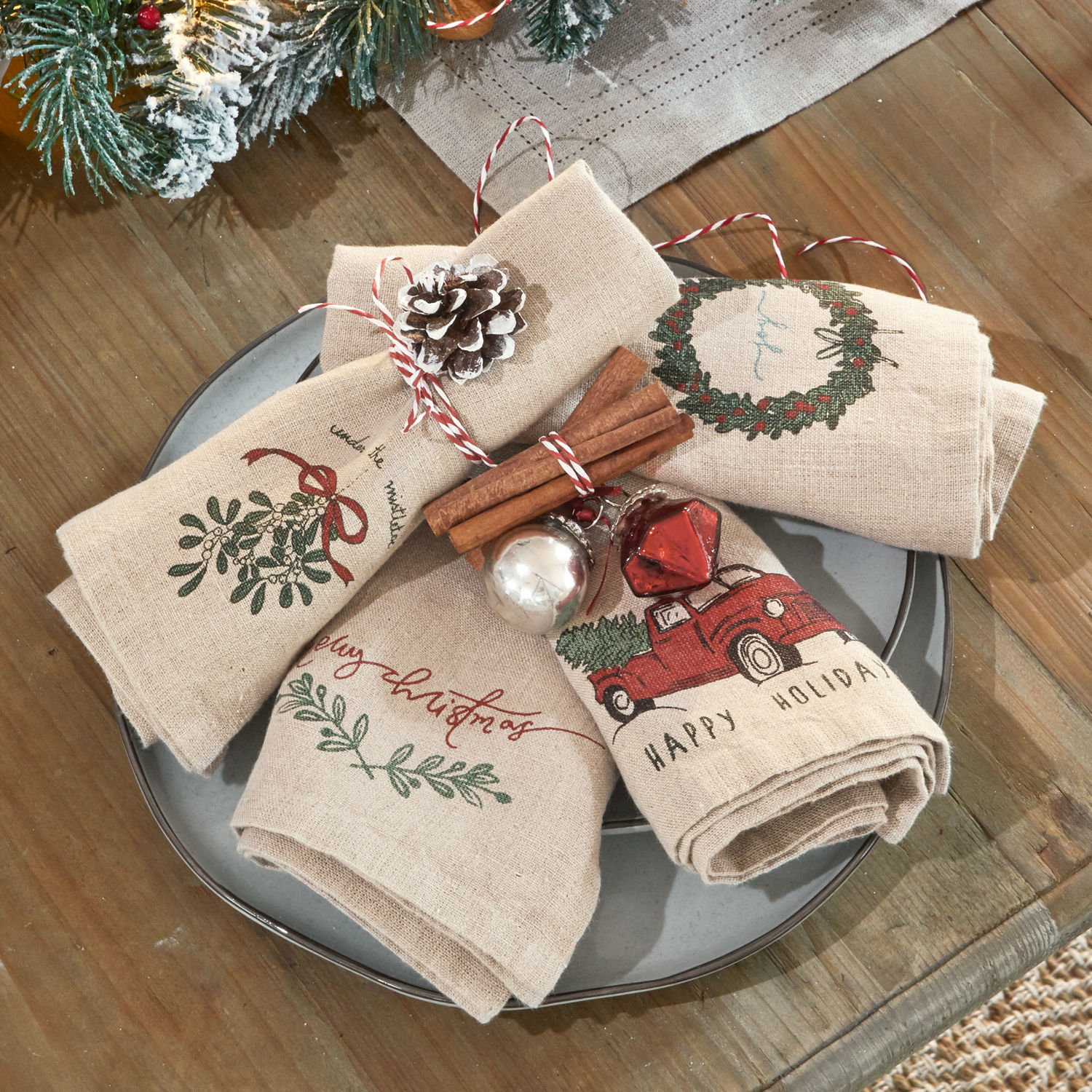 Serwetka, zestaw 4 szt. Camon Lniane świąteczne serwetki z nadrukiem czerwonego samochodu i wieńca na drewnianym stole