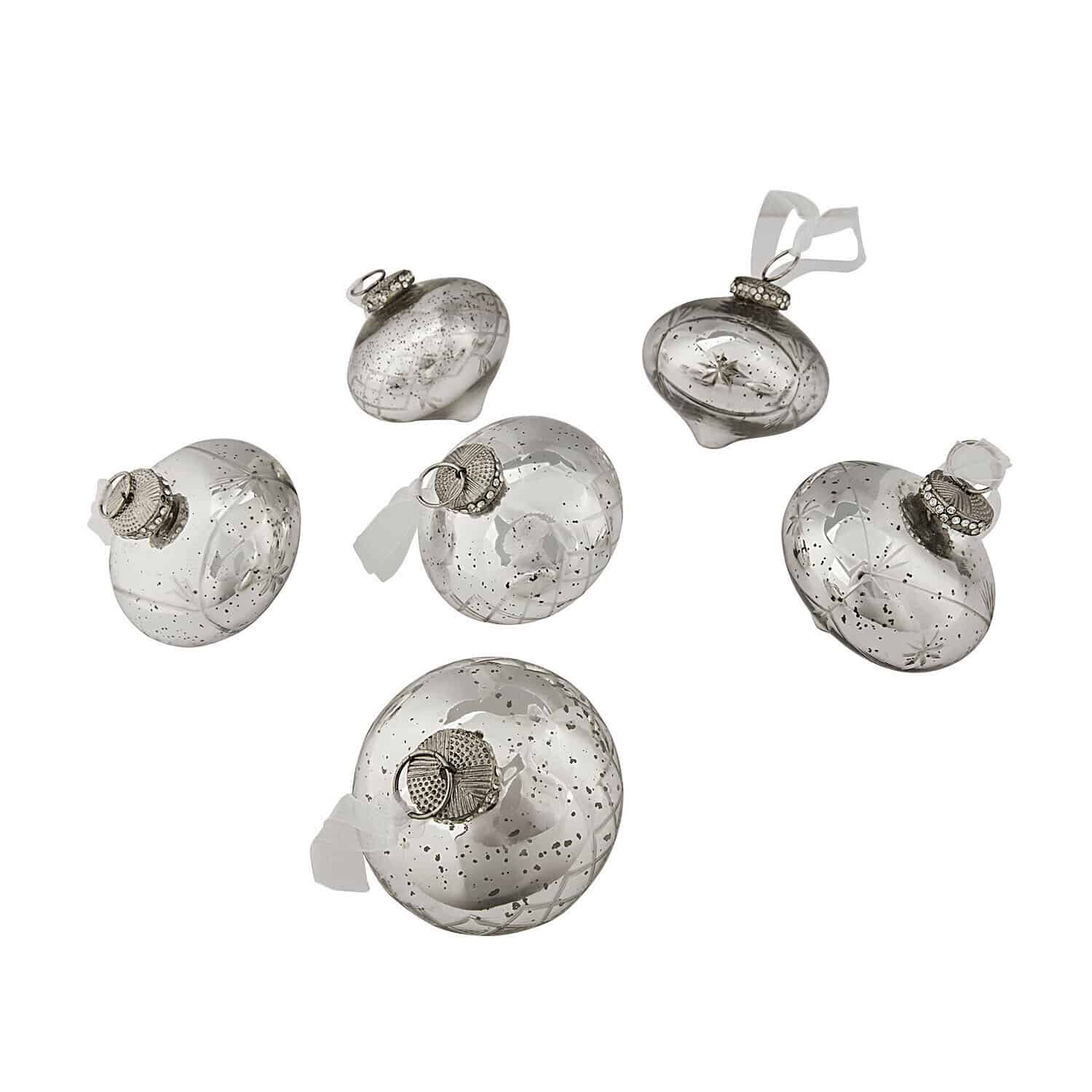 Zestaw sześciu srebrnych szklanych bombek z delikatnym wzorem i metalowymi zawieszkami na choinkę