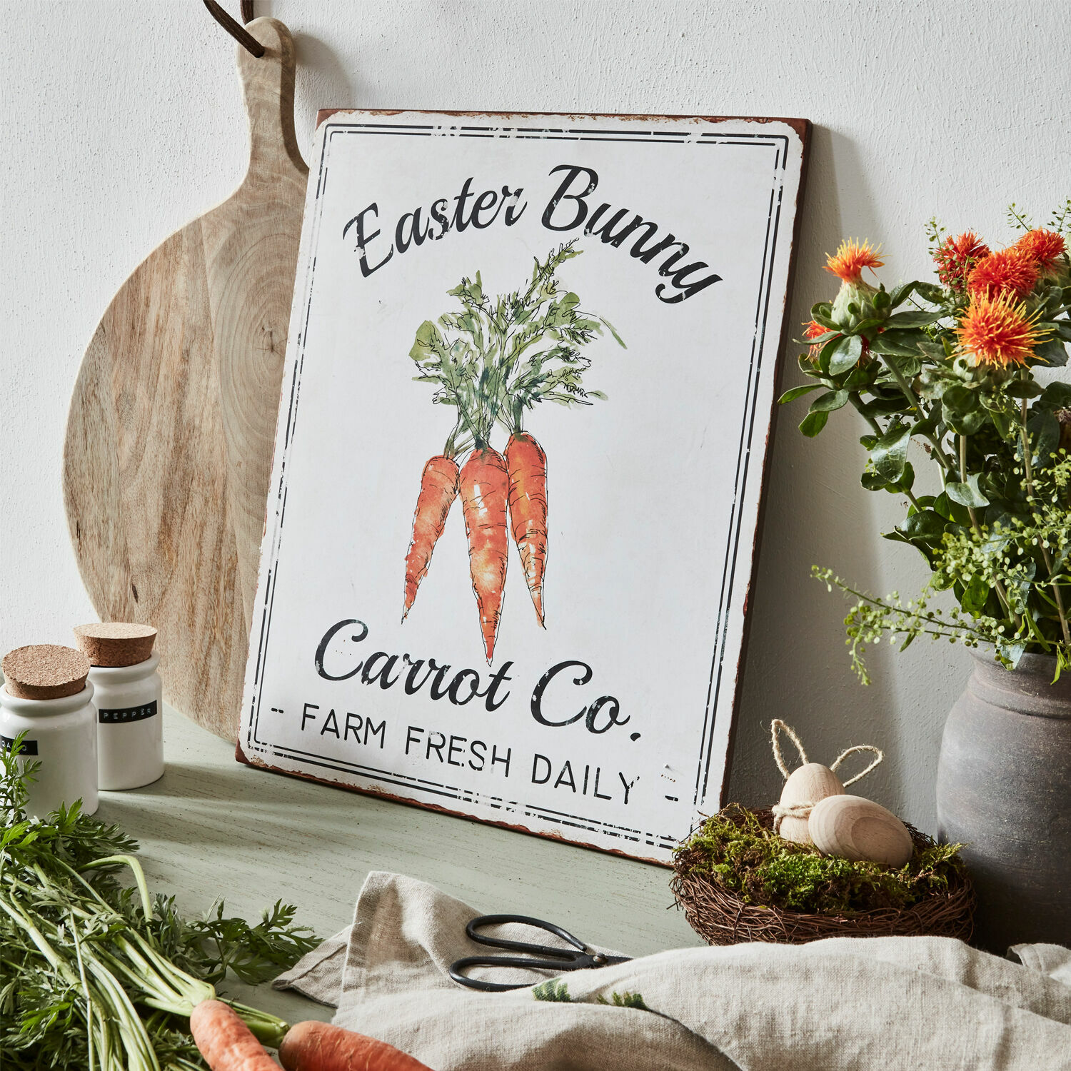 Tablica dekoracyjna Gimont Dekoracyjna metalowa tablica z motywem marchewki i napisem Easter Bunny Carrot Co. w stylu rustykalnym