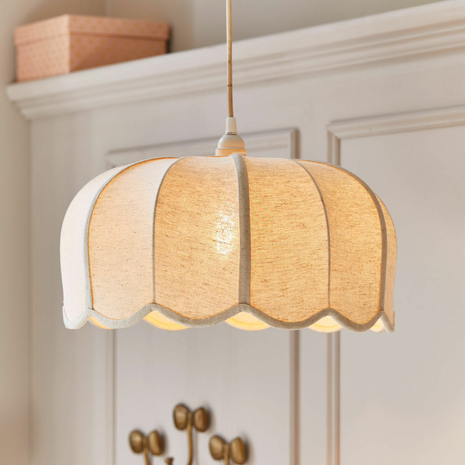 Lampa wisząca Ljosna Lampa wisząca z tkaniny w kremowym kolorze o falistym kształcie, dekoracyjna lampa sufitowa do salonu