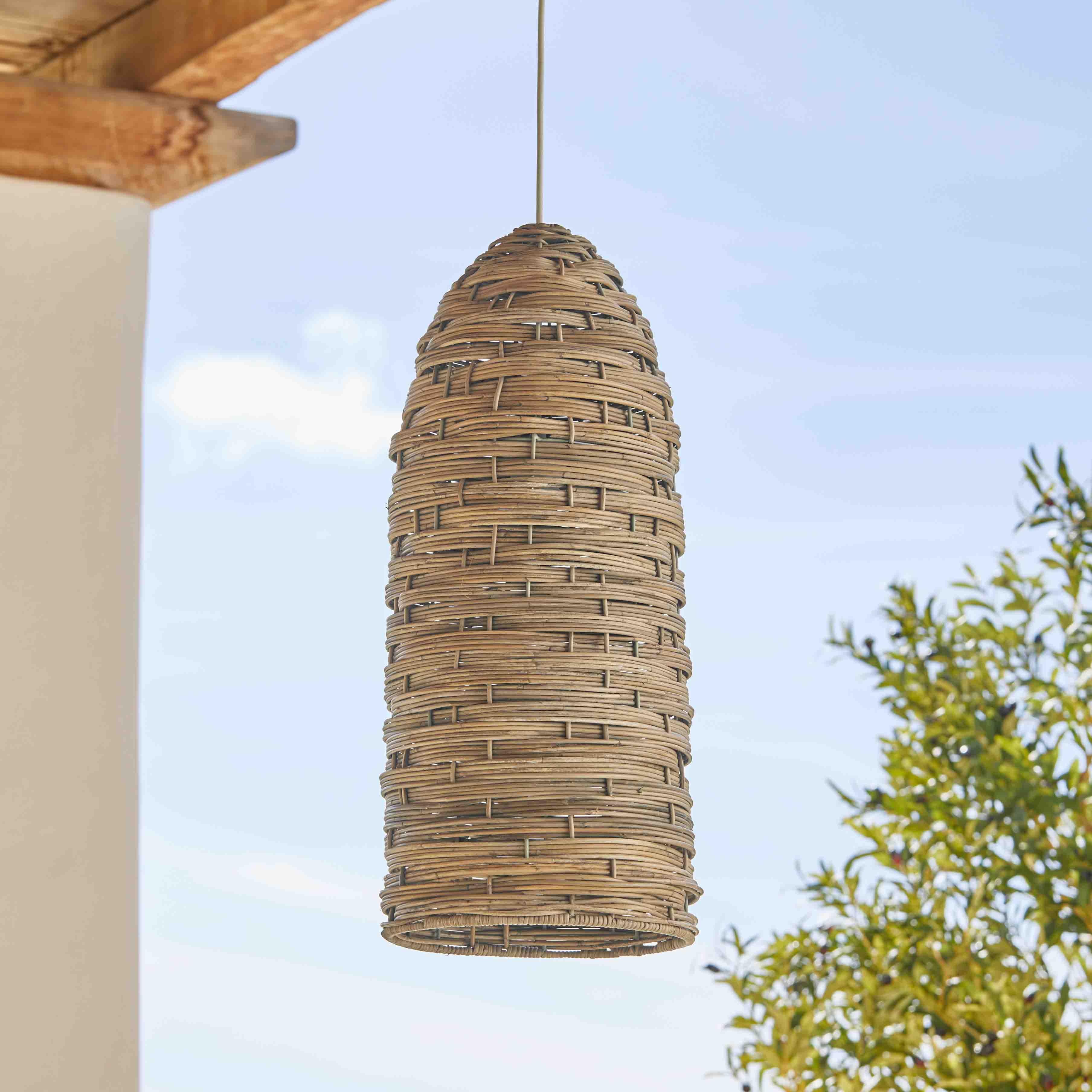 Wisząca lampa z rattanu w naturalnym kolorze, idealna do dekoracji wnętrz i oświetlenia
