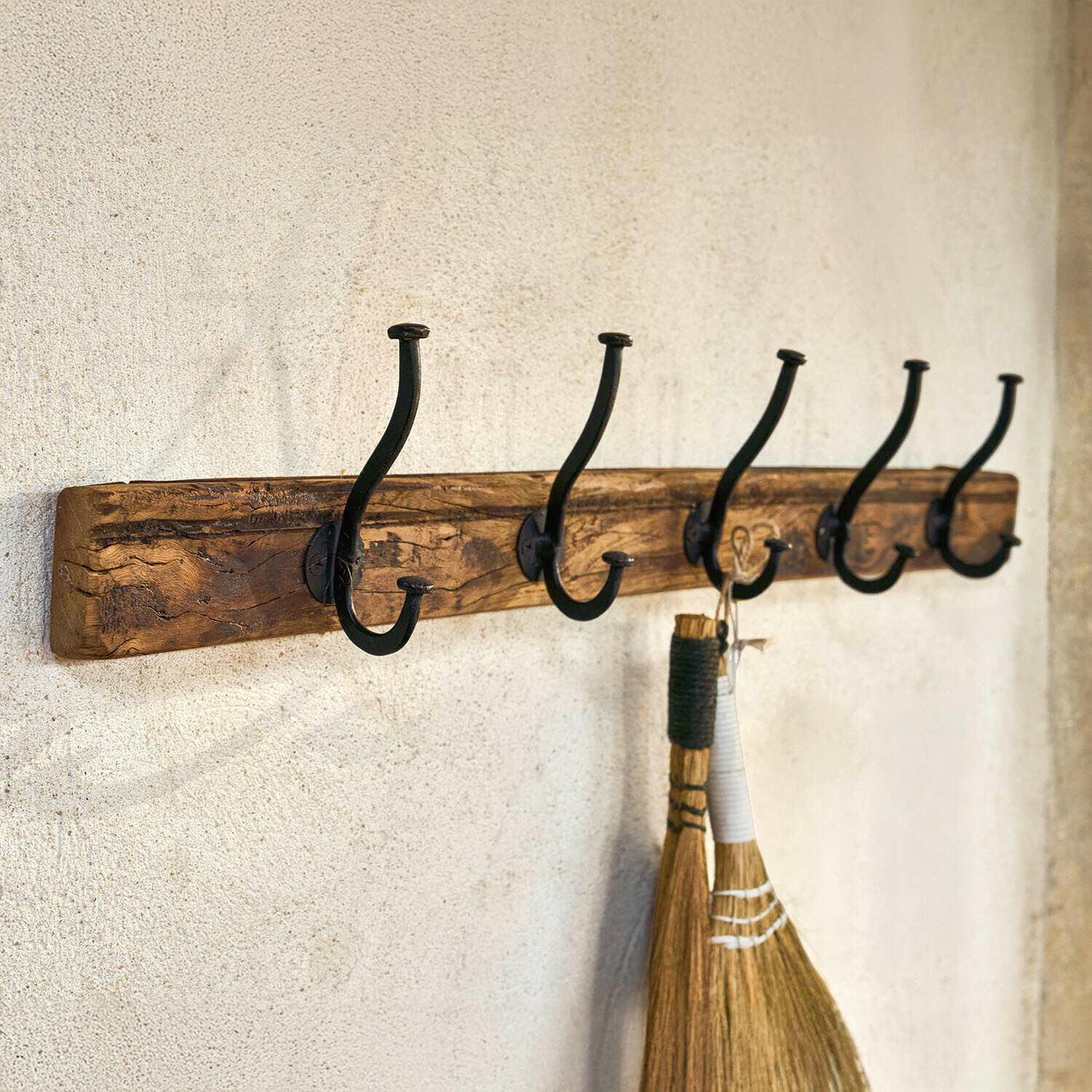 Rustykalny wieszak ścienny z drewna i czarnego metalu z pięcioma haczykami do przedmiotów