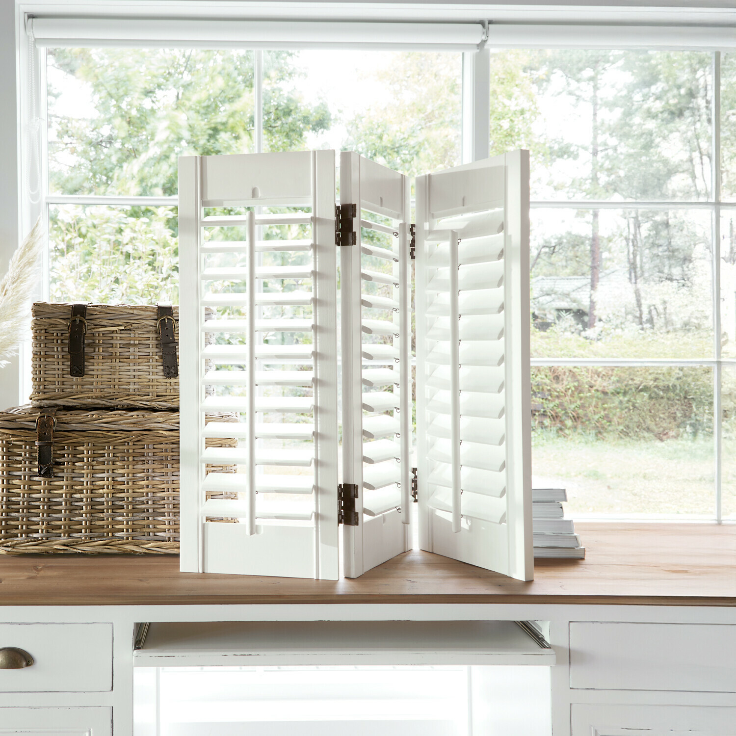 Żaluzja Ventura Biały drewniany parawan z ruchomymi lamelami na blacie przy oknie, dekoracja wnętrza
