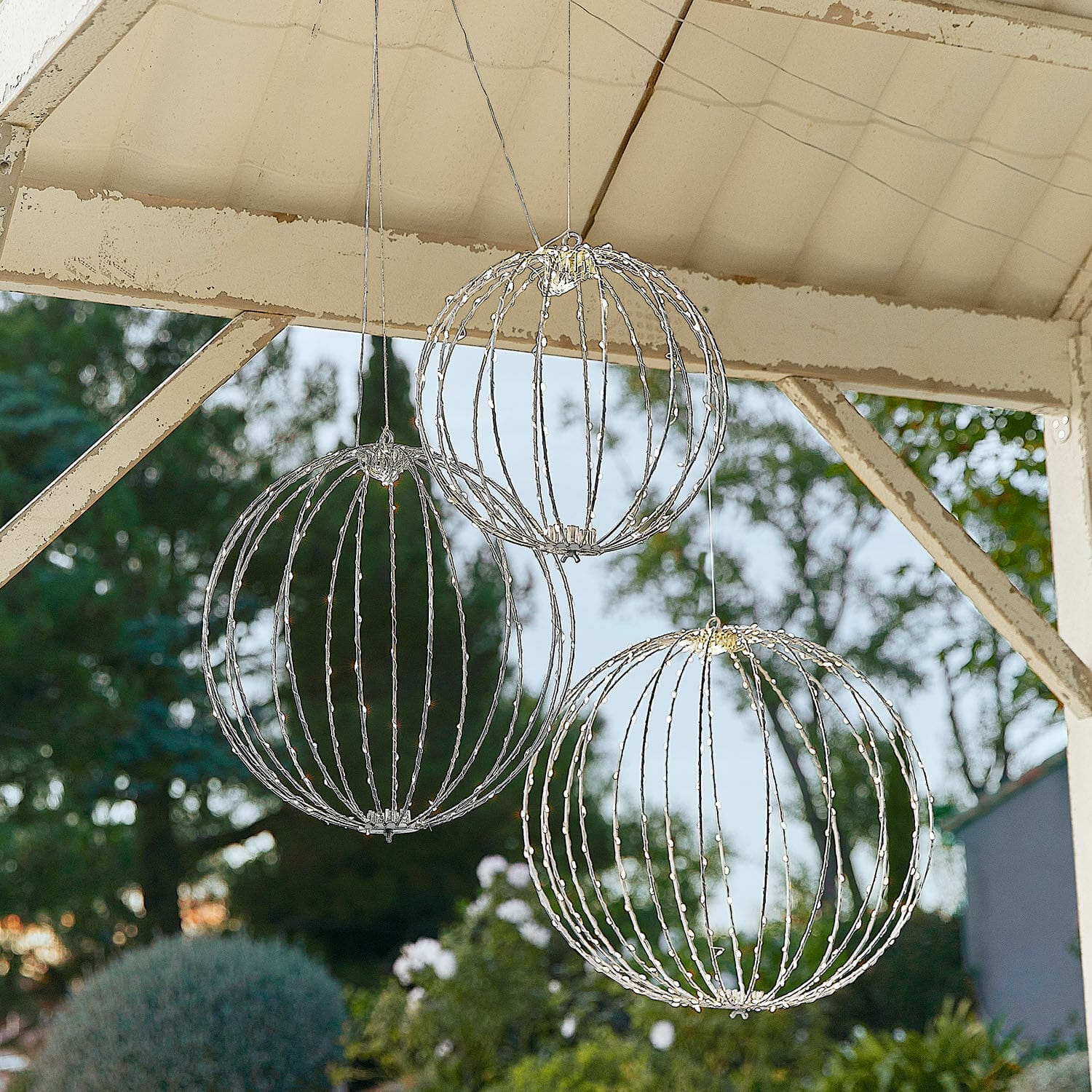 Zestaw 3 kul LED Brilliante Trzy metalowe kule dekoracyjne z oświetleniem LED w kolorze srebrnym do zawieszenia na zewnątrz