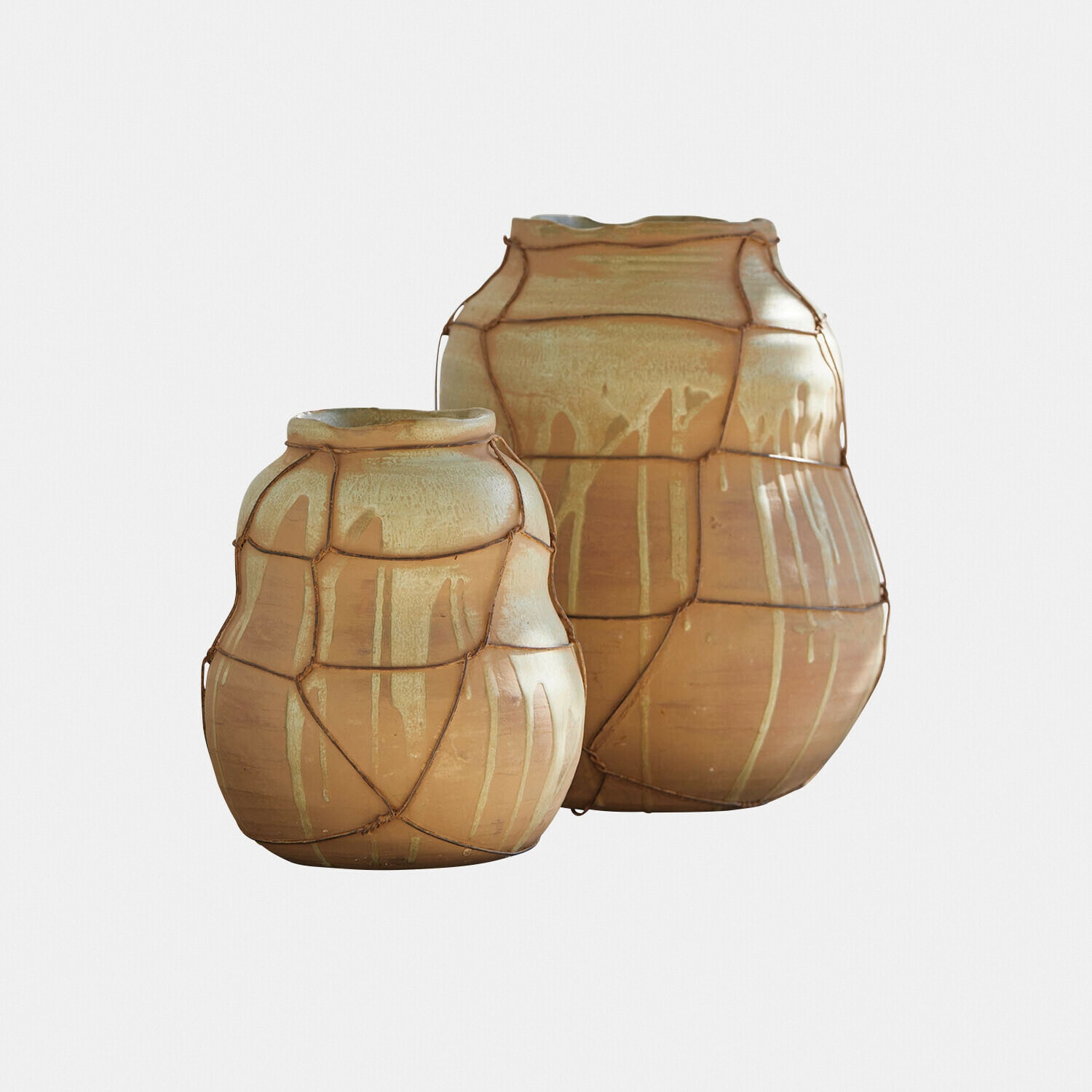 Wazon, zestaw 2 szt. Frandoro Dwie ceramiczne wazony w kolorze beżowym z dekoracyjnym sznurkiem, rustykalny styl dekoracji wnętrz