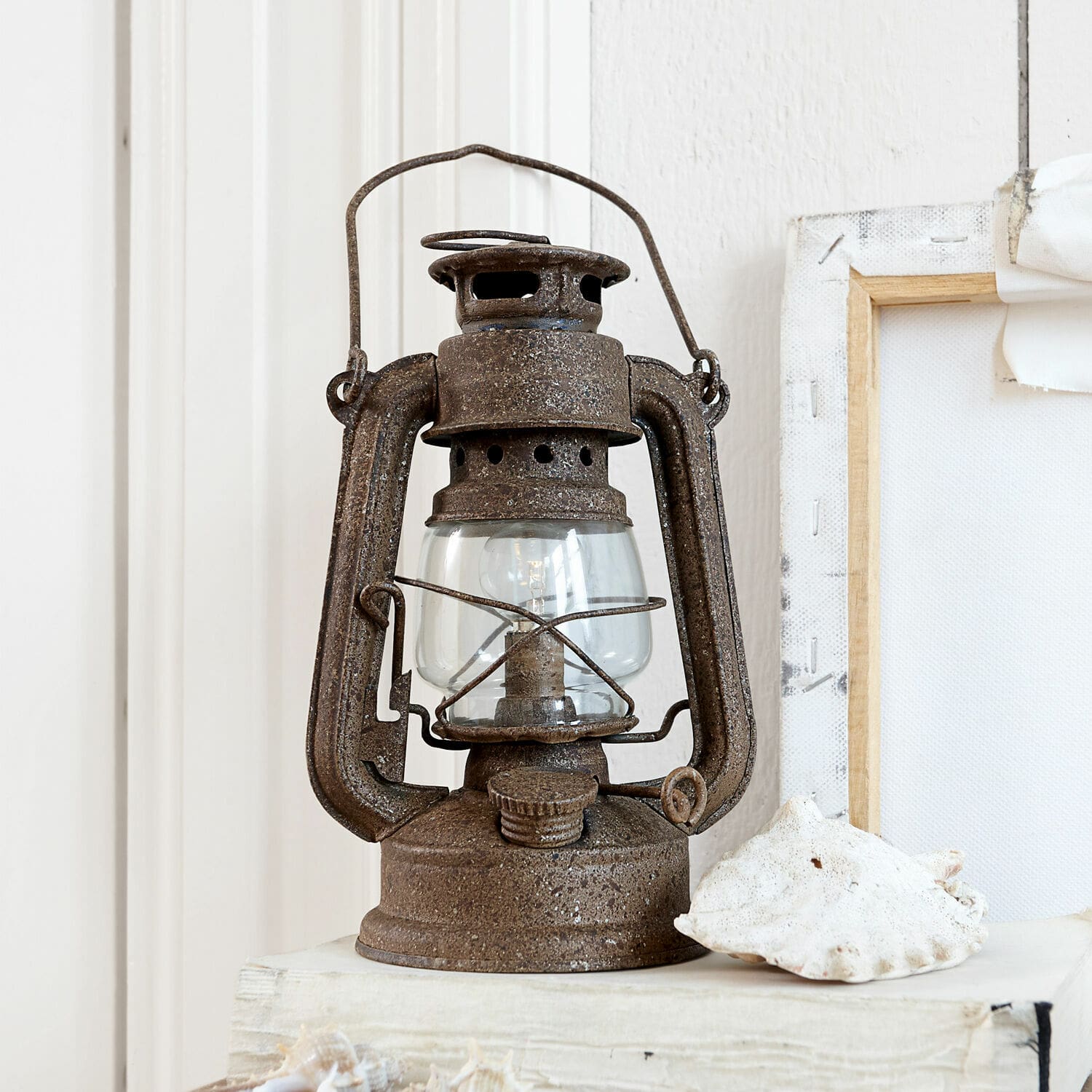 Lampion LED Oxcroft Rustykalna metalowa lampka naftowa w brązowym kolorze do dekoracji wnętrz vintage