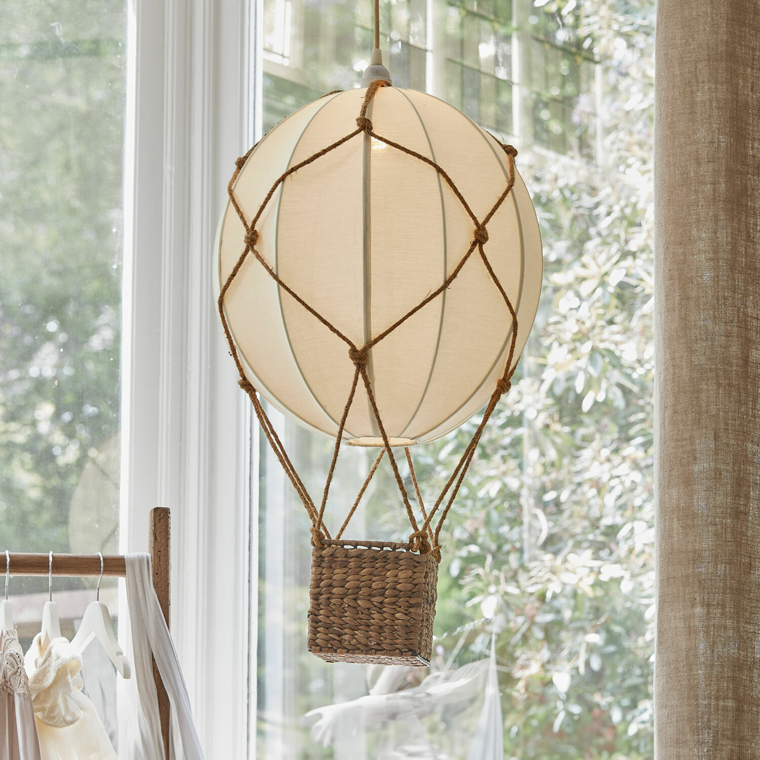 Lampa wisząca Plumillon Dekoracyjna lampa wisząca w kształcie balonu z materiału i wiklinowego kosza w beżowym kolorze
