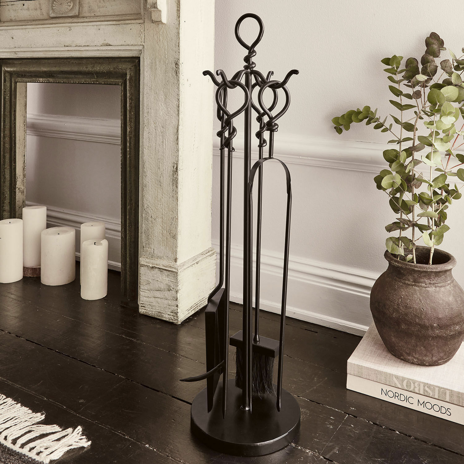 Zestaw kominkowy Tetbury Zestaw narzędzi kominkowych z czarnego metalu z ozdobnymi uchwytami, stojak na narzędzia do kominka