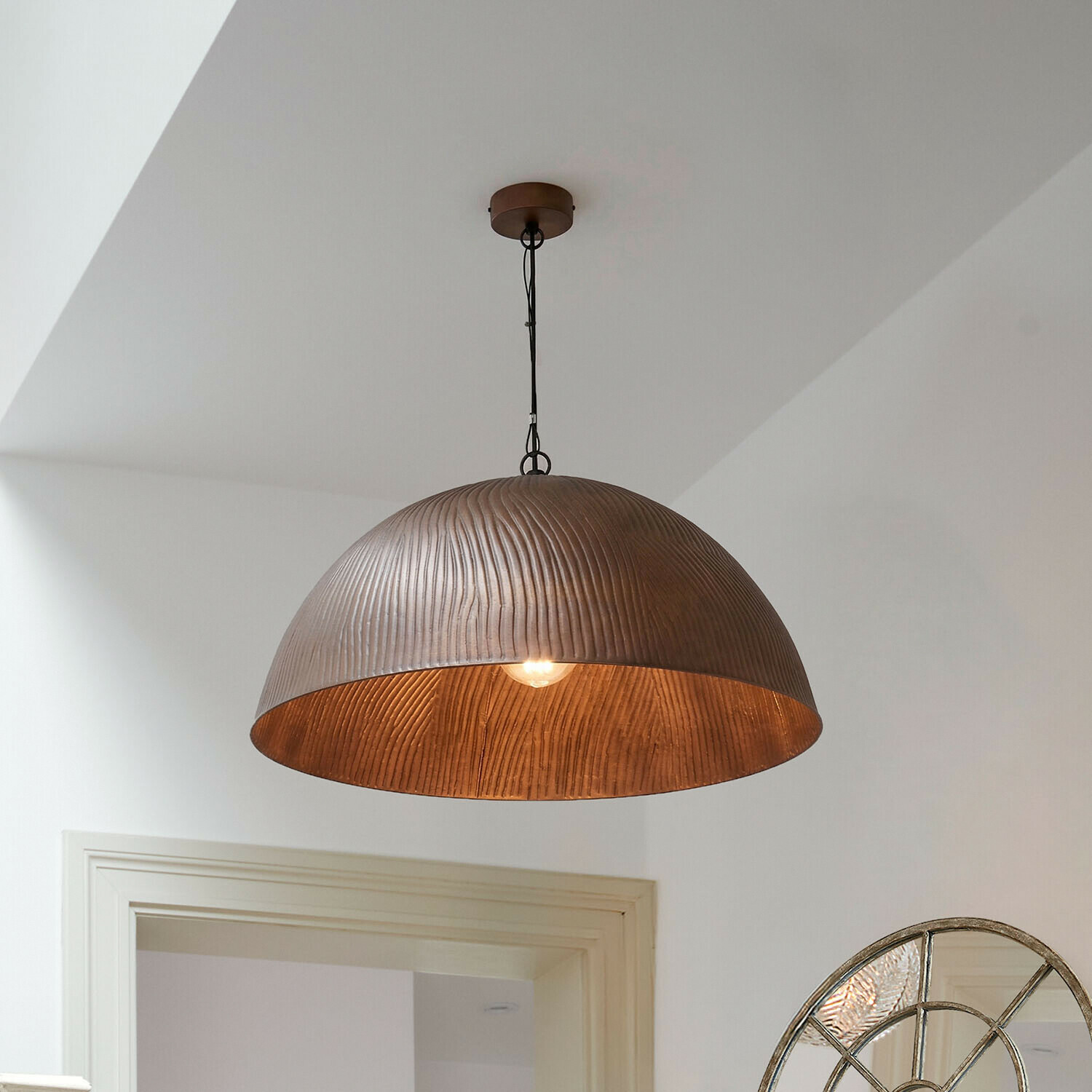 Lampa wisząca Ravelinos Wisząca lampa z miedzianym kloszem o fakturze drewna, nowoczesne oświetlenie wnętrz