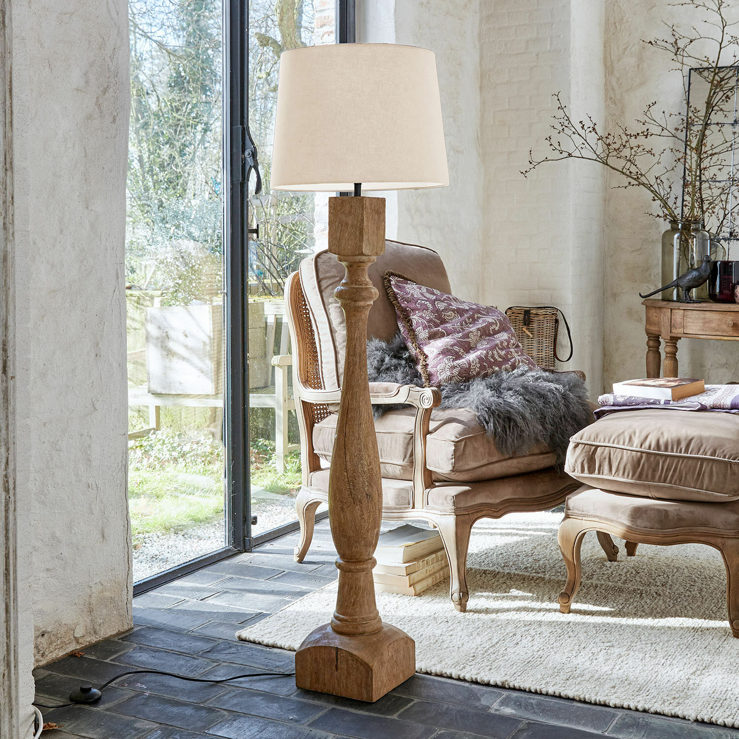 Lampa stojąca Fernisto Drewniana lampa podłogowa z beżowym abażurem w przytulnym salonie z fotelami i dywanem