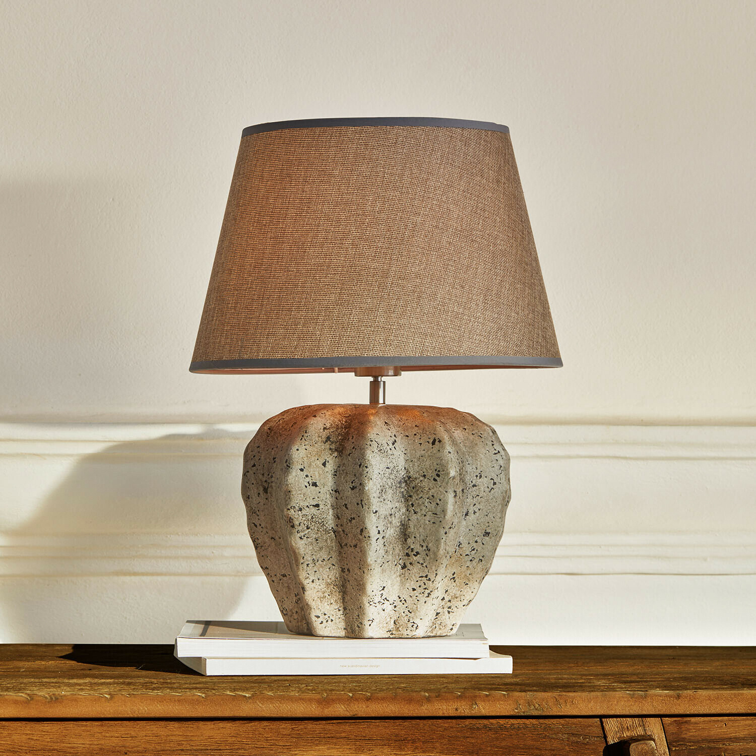 Lampa stołowa Émbrisse Lampka stołowa z kamienną podstawą i brązowym abażurem na drewnianym stole, dekoracja wnętrz
