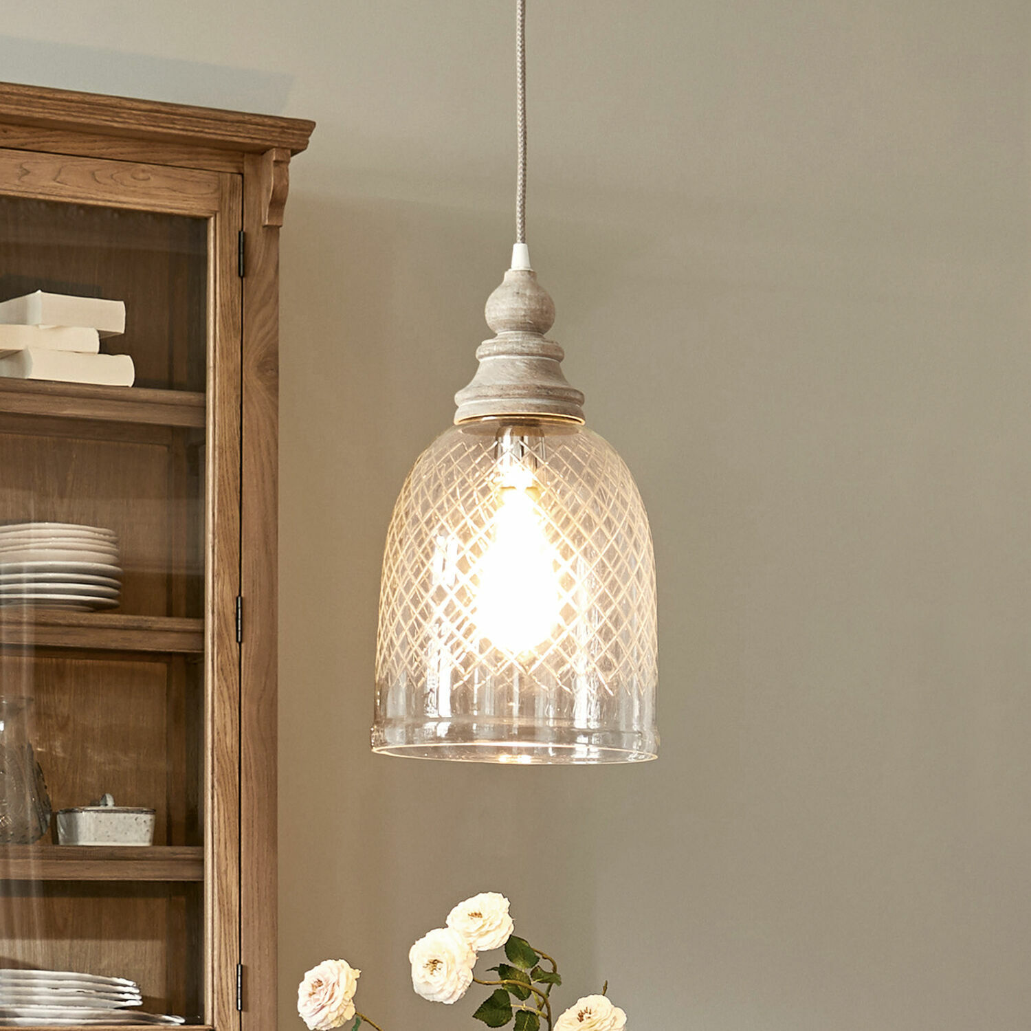 Lampa wisząca Junia Wisząca lampa z przezroczystego szkła z wzorem kratki i drewnianą podstawą w kolorze białym