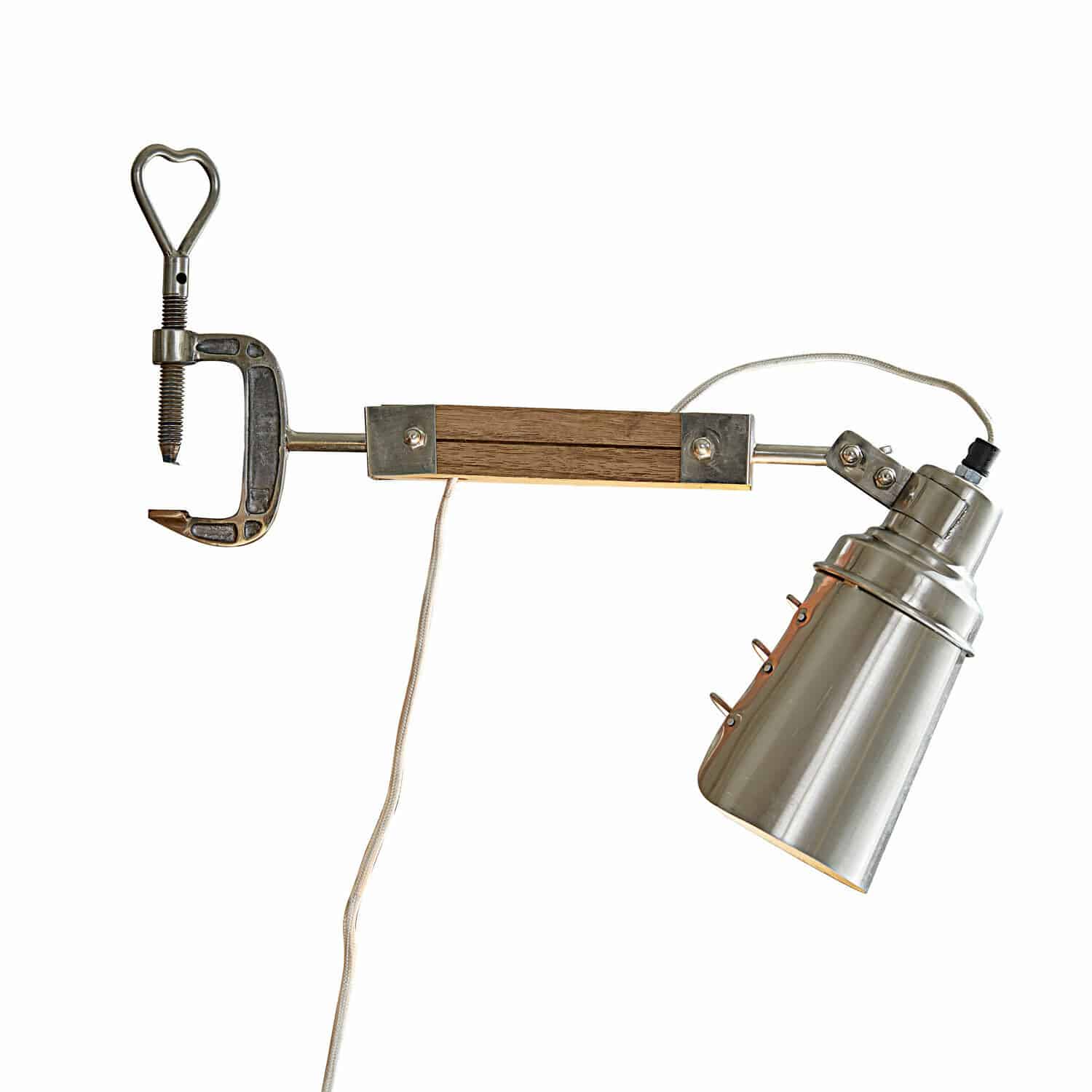 Lampa z zaciskiem Lewiston Metalowa lampa z klamrą i drewnianym uchwytem w srebrnym kolorze do montażu na ścianie
