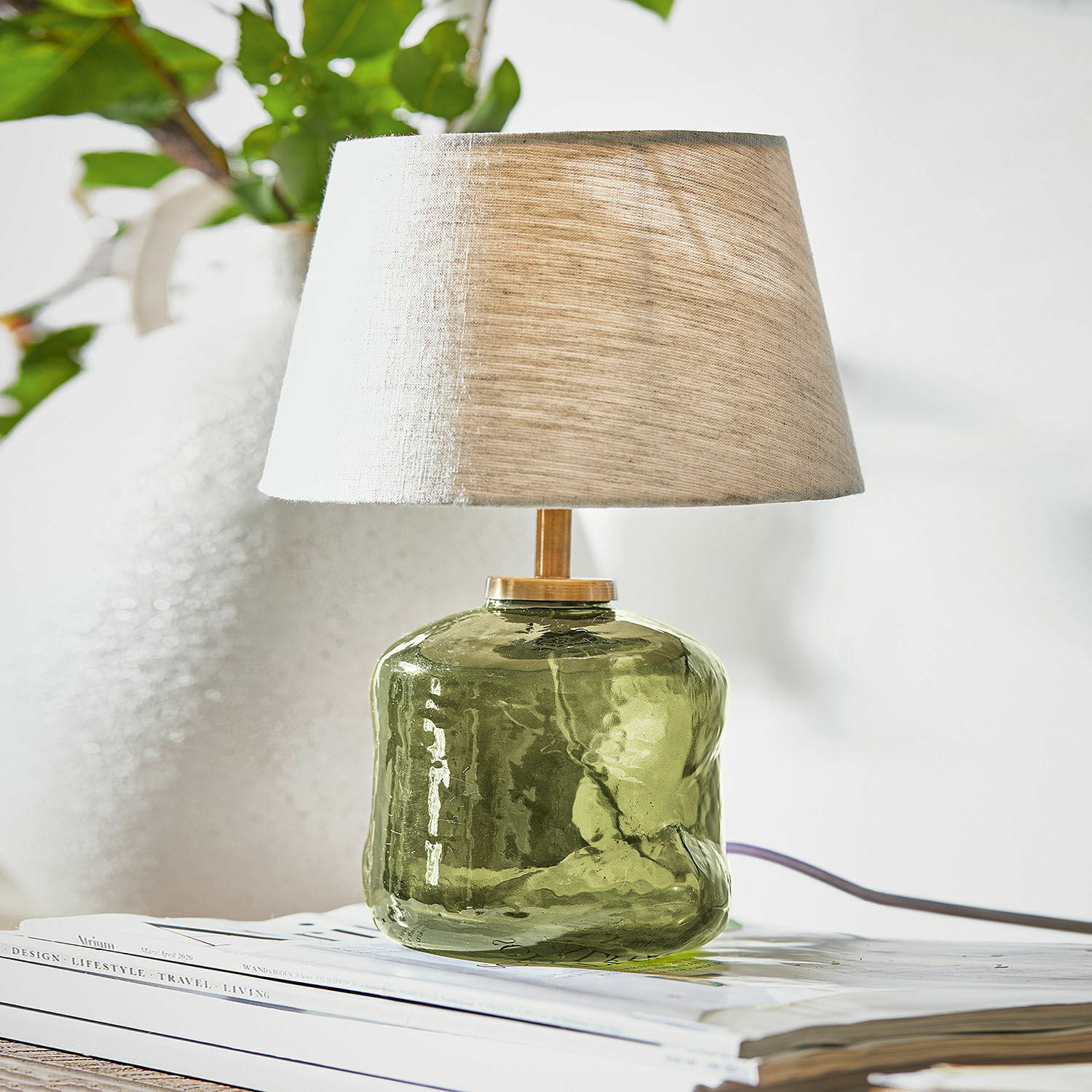 Lampa stołowa Rufino Lampka stołowa z zielonego szkła z beżowym abażurem z tkaniny, dekoracja wnętrz i oświetlenie