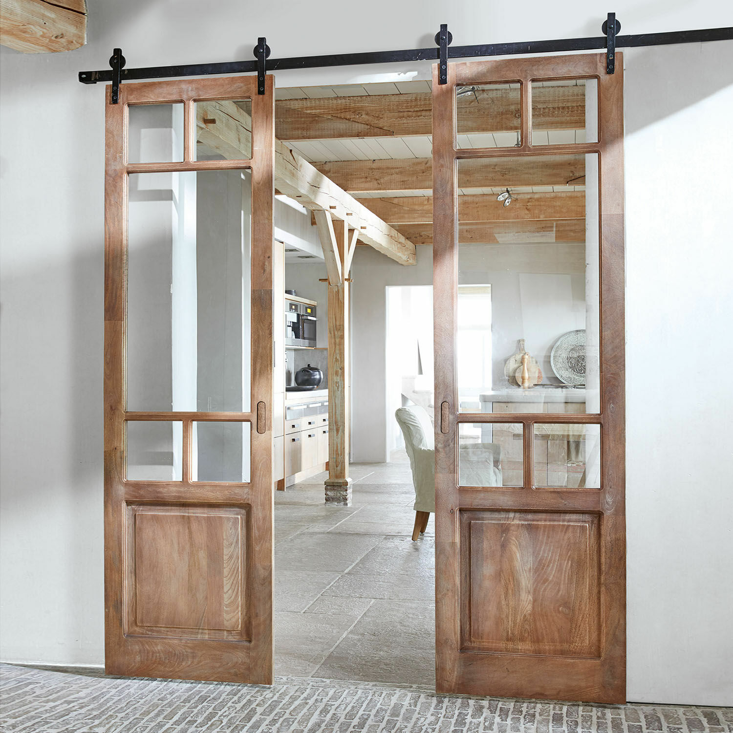 Drzwi przesuwne dwuskrzydłowe Bradas Drewniane przesuwne drzwi z szybami w naturalnym kolorze do nowoczesnego wnętrza z ceglaną podłogą