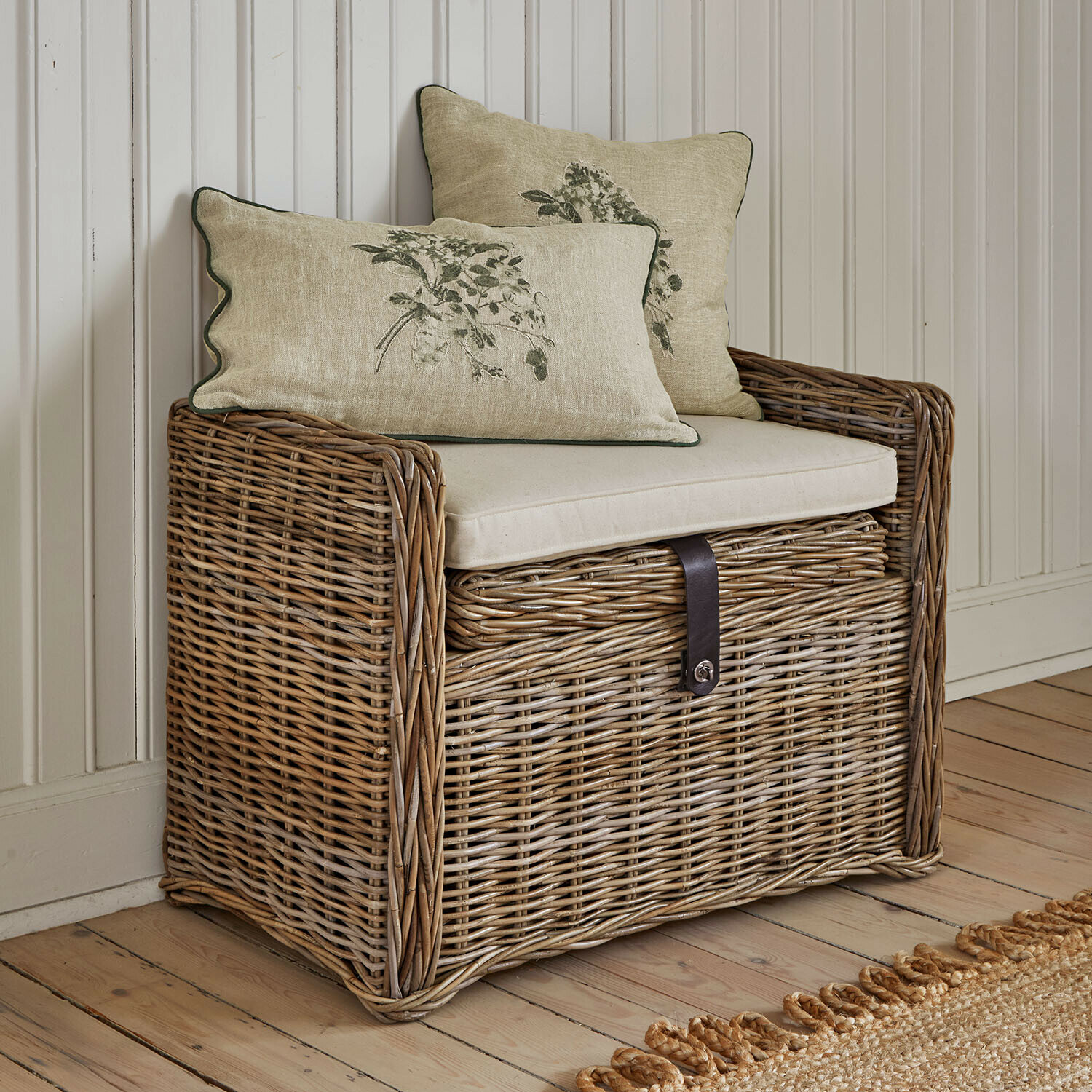 Skrzynia Chantivelle Rattanowa skrzynia z poduszką i dwoma beżowymi poduszkami dekoracyjnymi z motywem roślinnym