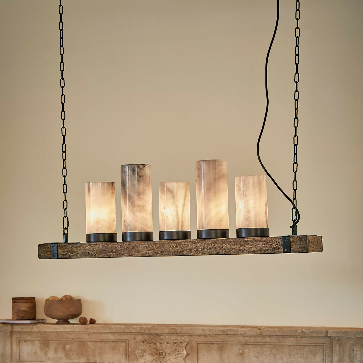 Lampa wisząca Haverfell Wisząca lampa z pięcioma mlecznobiałymi kloszami i drewnianą podstawą, styl rustykalny