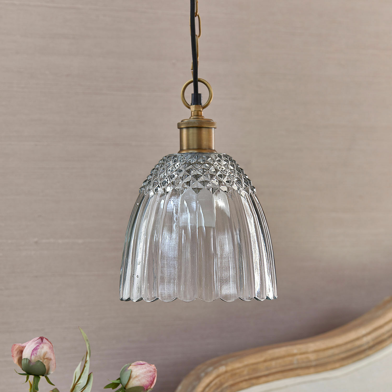 Lampa wisząca Ervila Szklana lampa wisząca z mosiężnym uchwytem i dekoracyjnym kloszem w stylu vintage
