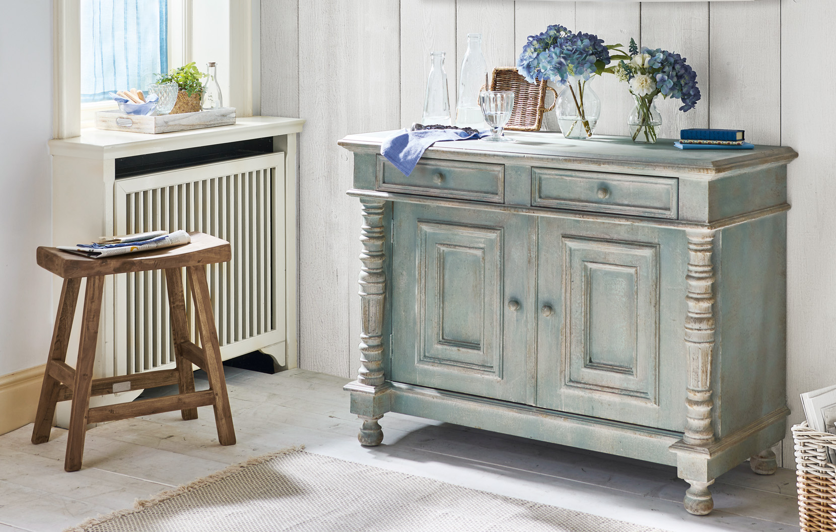 Komoda w stylu shabby chic z drewna w zielono-szarym kolorze z dekoracyjnymi kwiatami i szkłem