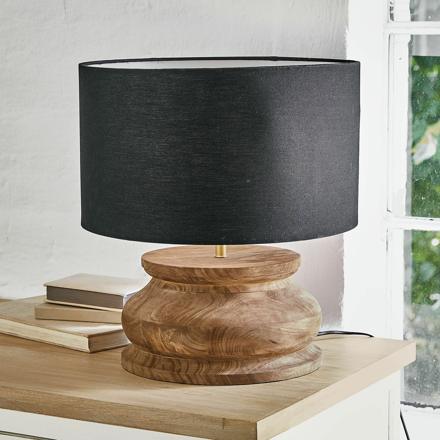 Lampa stołowa Thérandon Lampka stołowa z drewnianą podstawą i czarnym abażurem, nowoczesny design do salonu