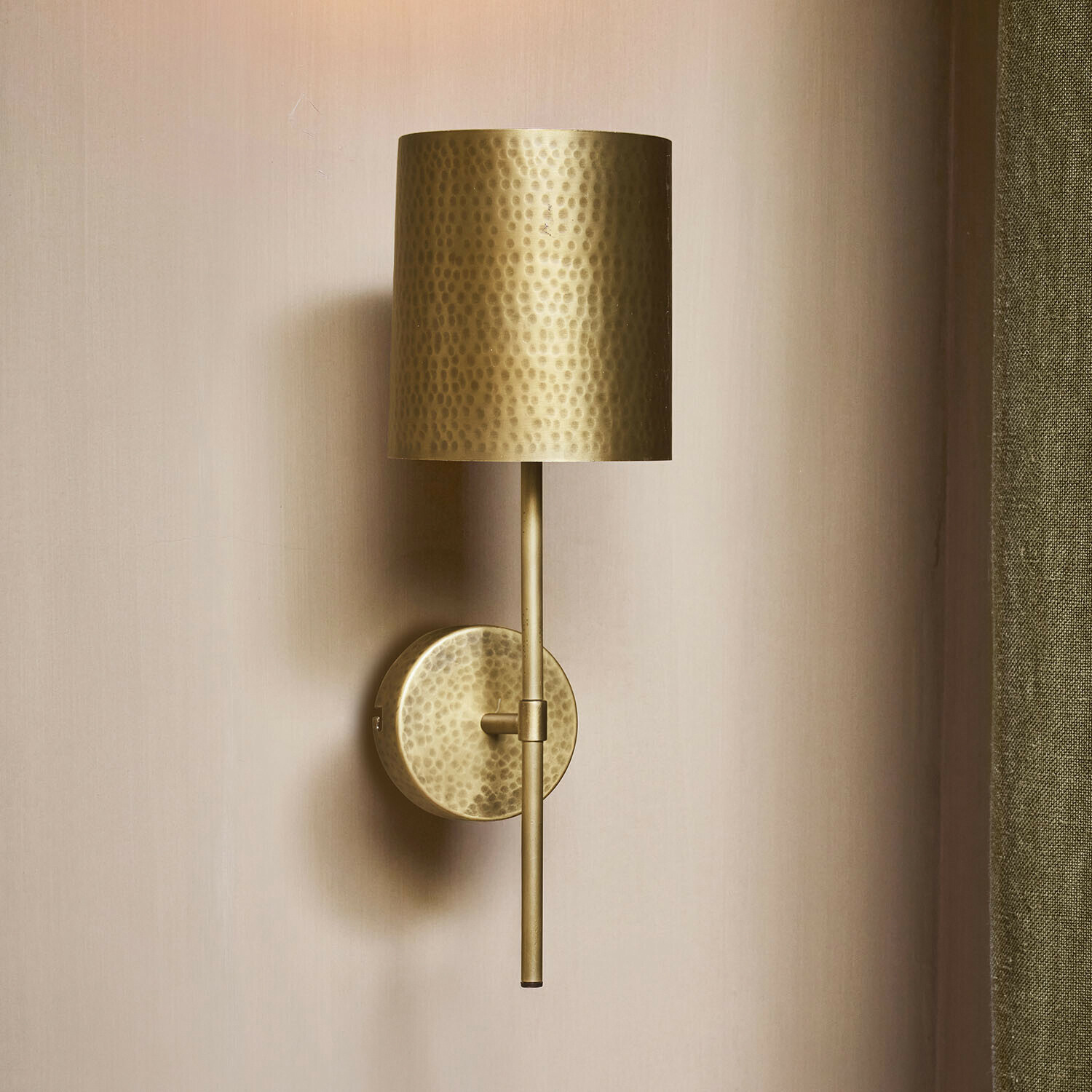 Lampa ścienna Goldmere Mosiężny kinkiet z młotkowaną teksturą i cylindrycznym kloszem, dekoracyjna lampa ścienna