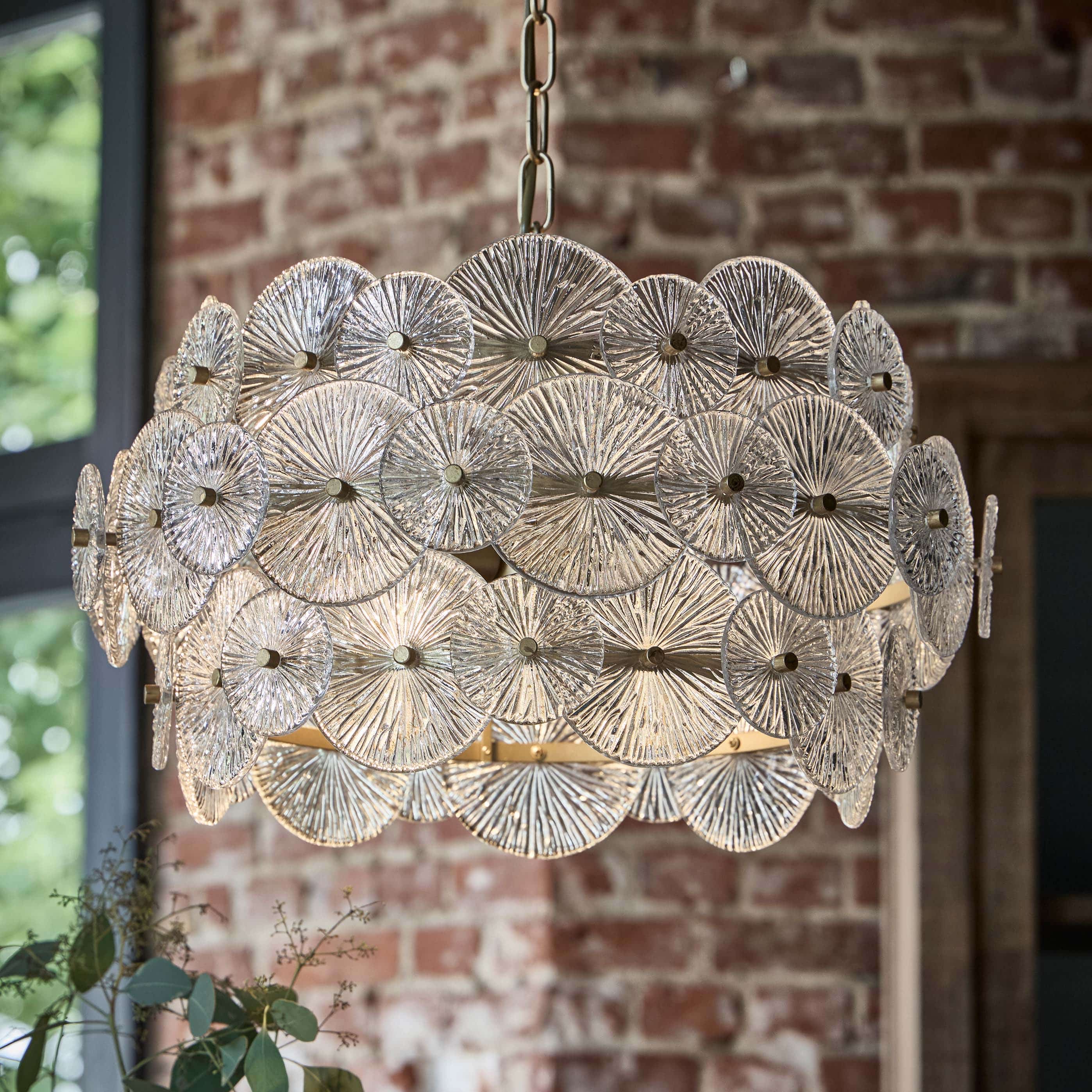Lampa wisząca z przezroczystego szkła z okrągłymi wzorami i metalowymi elementami, dekoracyjna lampa sufitowa