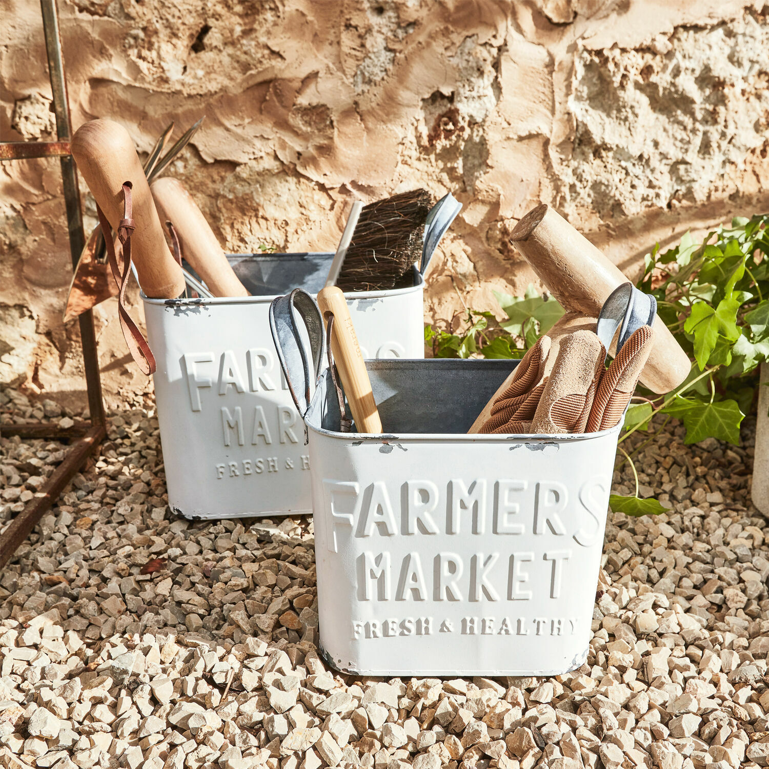 Kosz, zestaw 2 szt. Market Białe metalowe pojemniki Farmers Market z narzędziami ogrodniczymi na kamienistej powierzchni