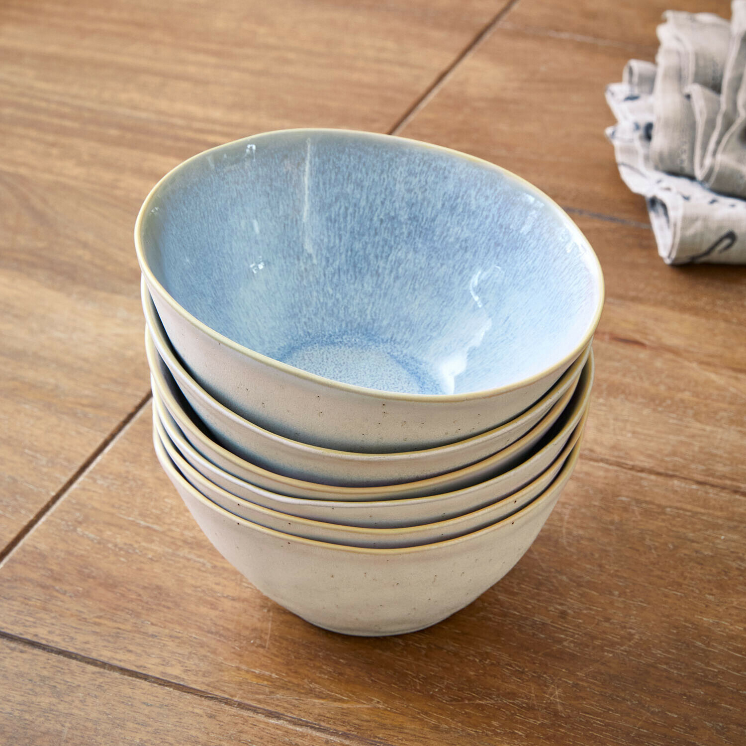 Miska, zestaw 6 szt. Vionette Zestaw sześciu ceramicznych misek w kremowym kolorze z niebieskim wnętrzem na drewnianym stole