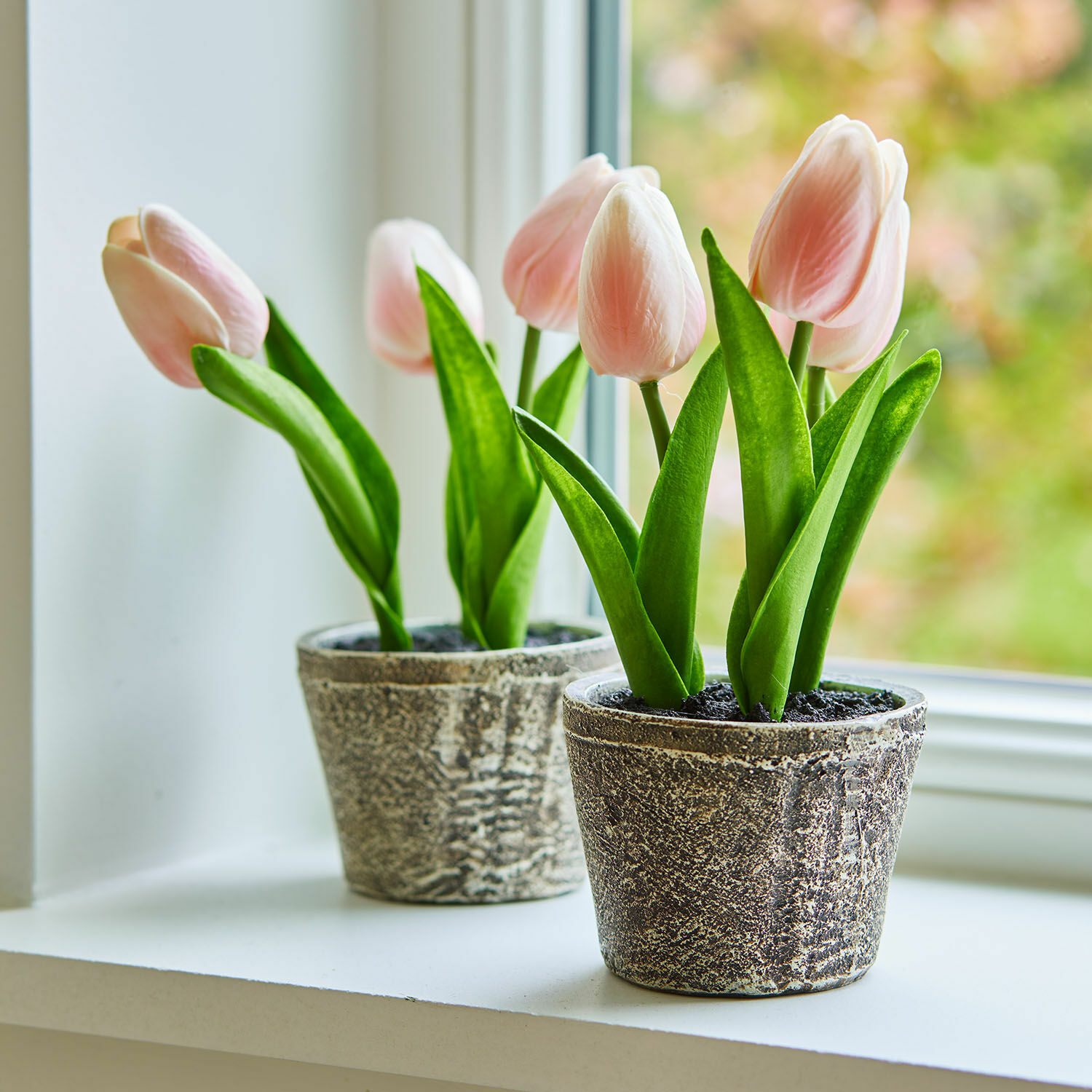 Tulipan dekoracyjny, zestaw 2 szt. Zéphine Delikatne różowe tulipany w doniczkach z szarego kamienia na parapecie, dekoracja wiosenna