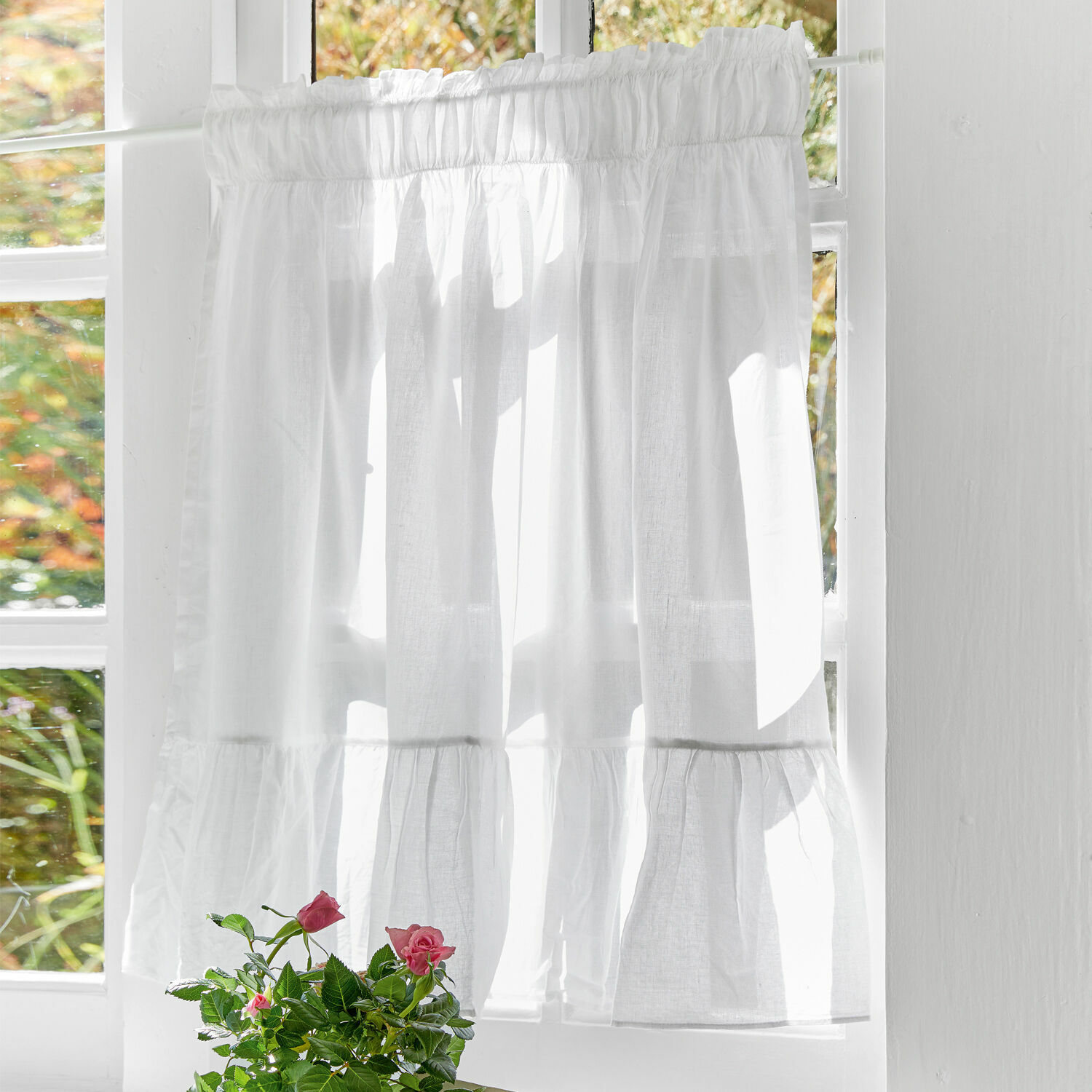 Biała lniana firanka z falbaną, delikatna dekoracja okienna do jasnych wnętrz