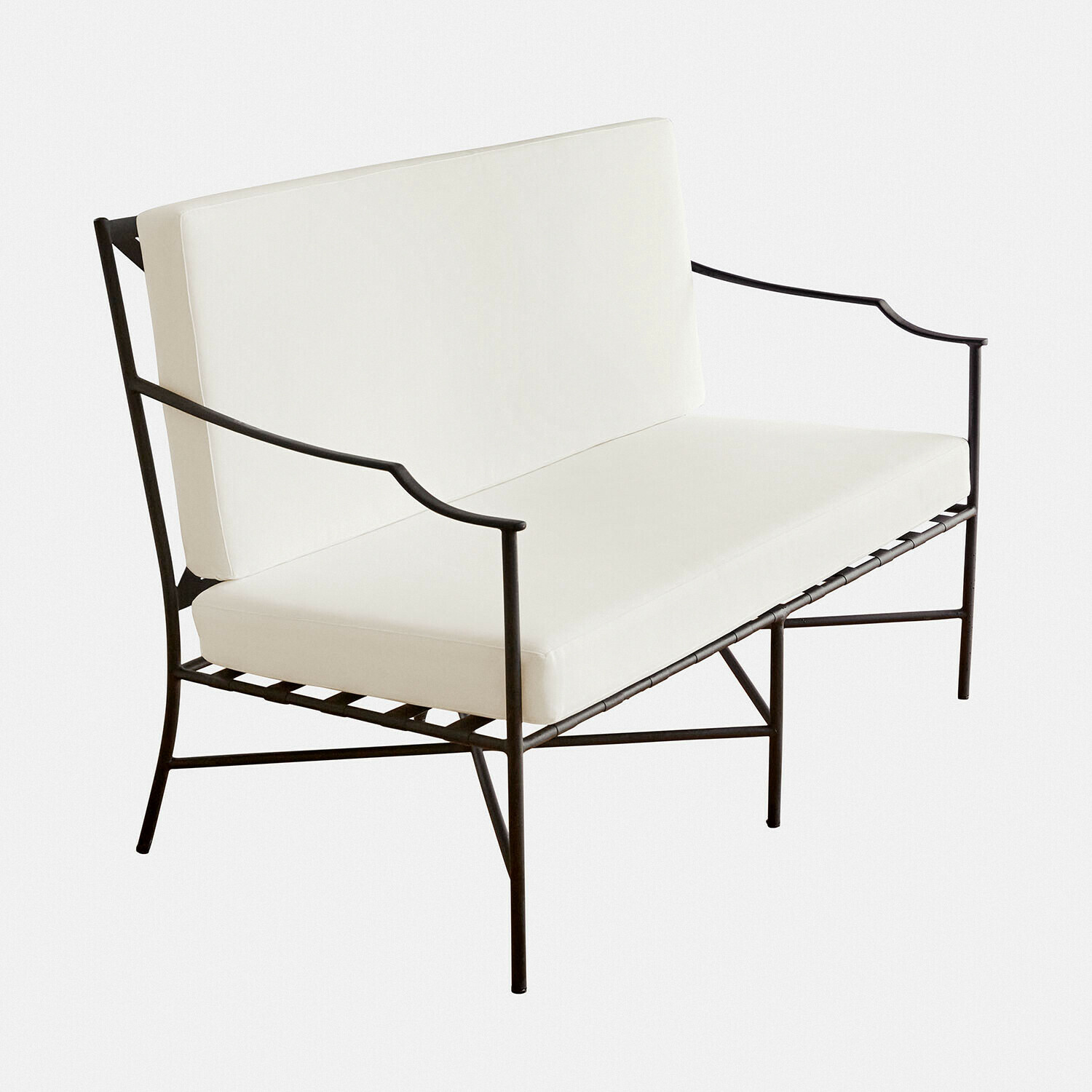 Sofa Vexford Nowoczesna sofa z metalową czarną ramą i białymi poduszkami, minimalistyczny design do salonu