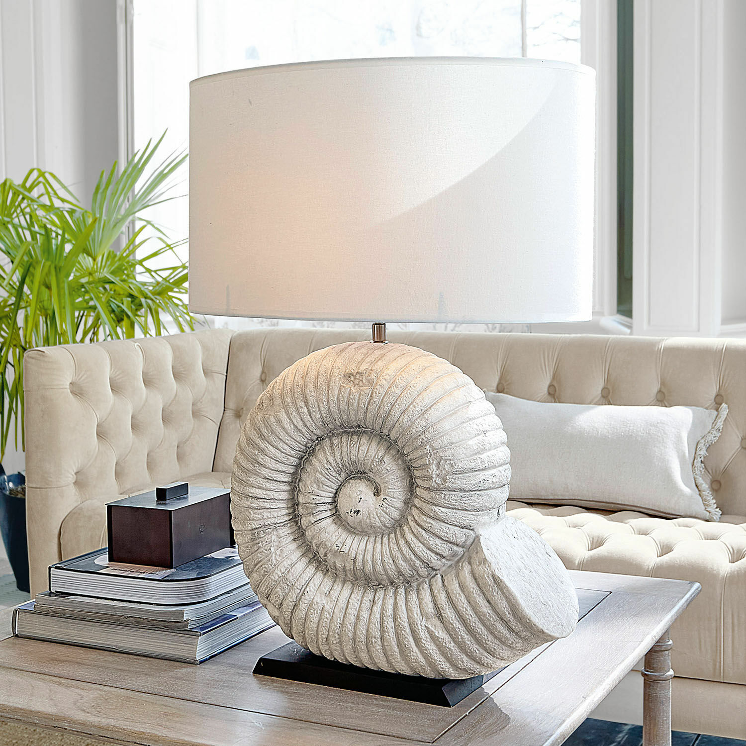 Lampka stołowa z białego kamienia w kształcie muszli na czarnej podstawie do salonu