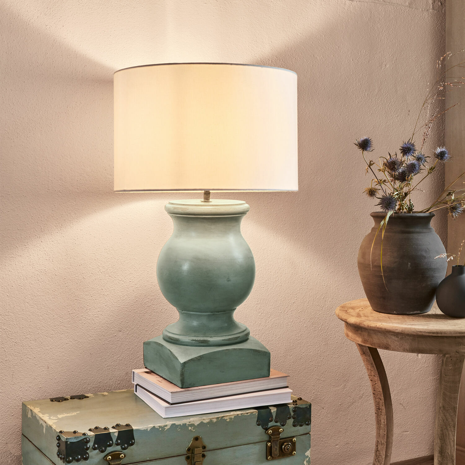 Lampa stołowa Todd Lampka stołowa z zielonej ceramiki z beżowym abażurem na starym kufrze, dekoracja wnętrza
