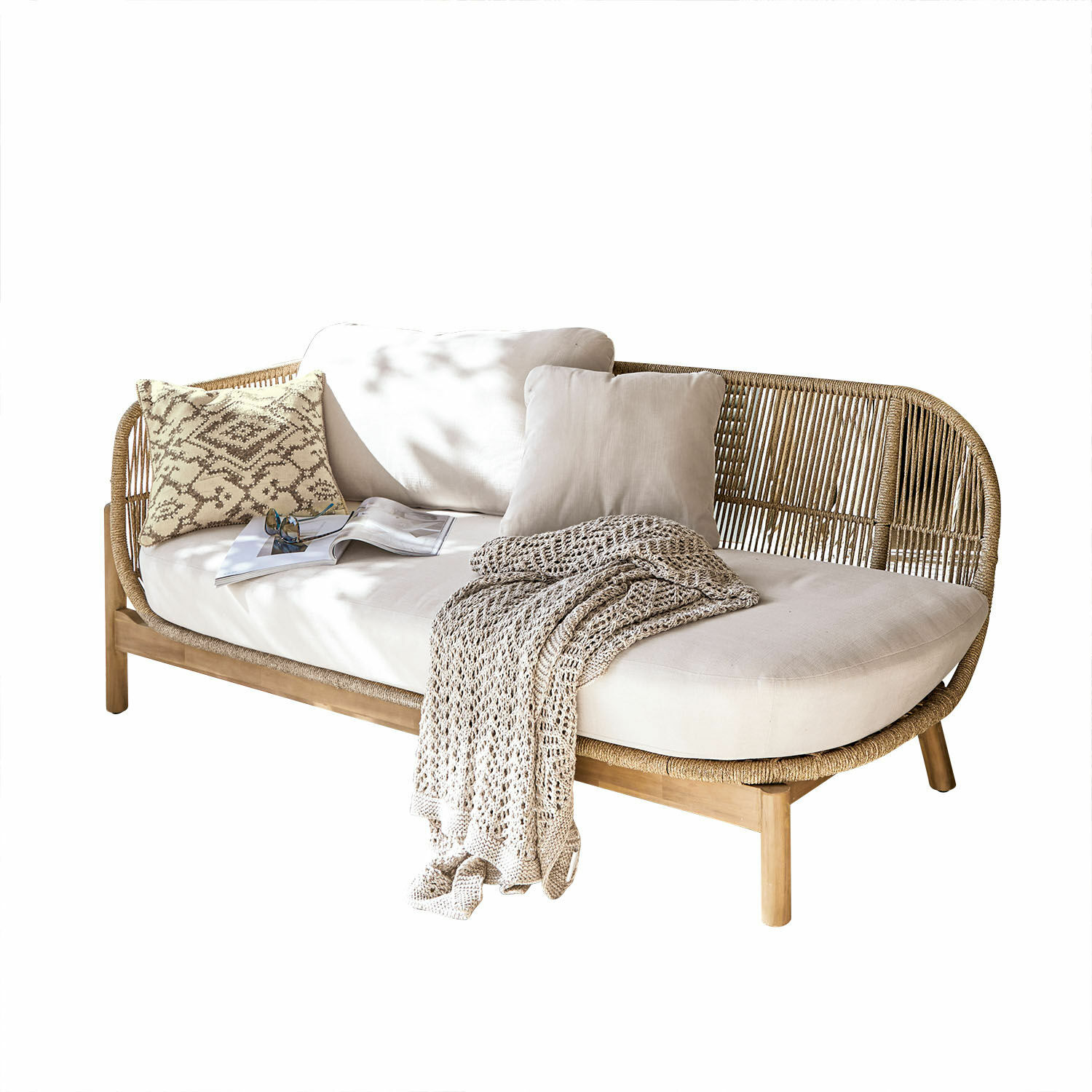 Szezlong FSC®-100% Belvidere Sofa z rattanu i drewna z kremowymi poduszkami i dzianym kocem do salonu