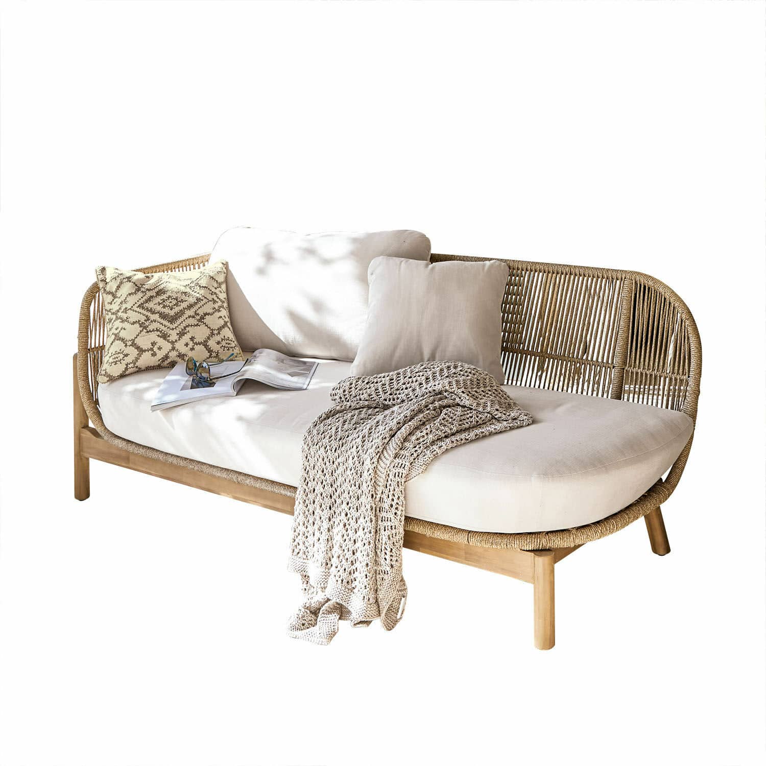Szezlong FSC®-100% Belvidere Sofa z rattanu i drewna z kremowymi poduszkami i dzianym kocem do salonu