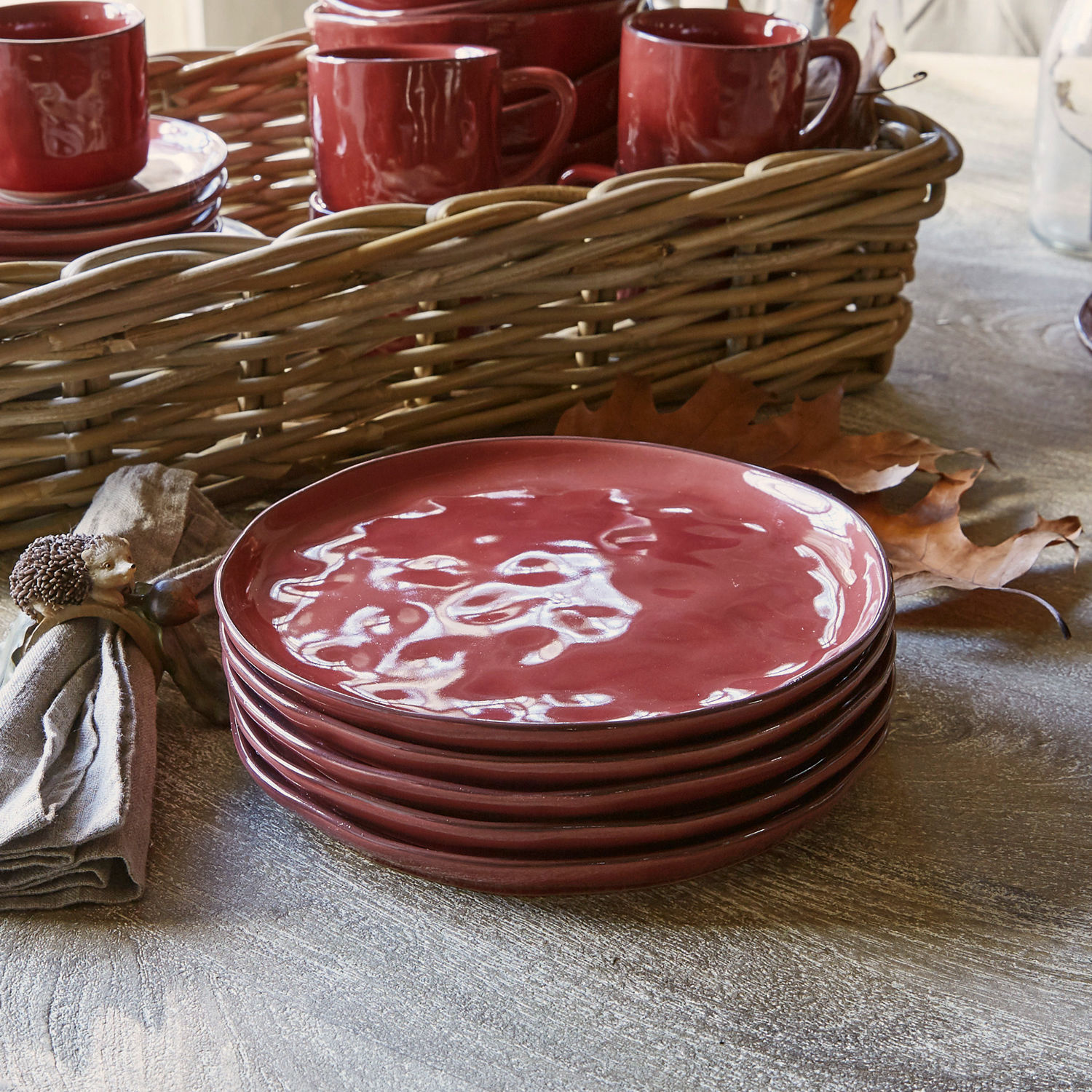 Talerz deserowy, zestaw 6 szt. Biarré Zestaw czerwonych ceramicznych talerzy na drewnianym stole z dekoracją jesienną