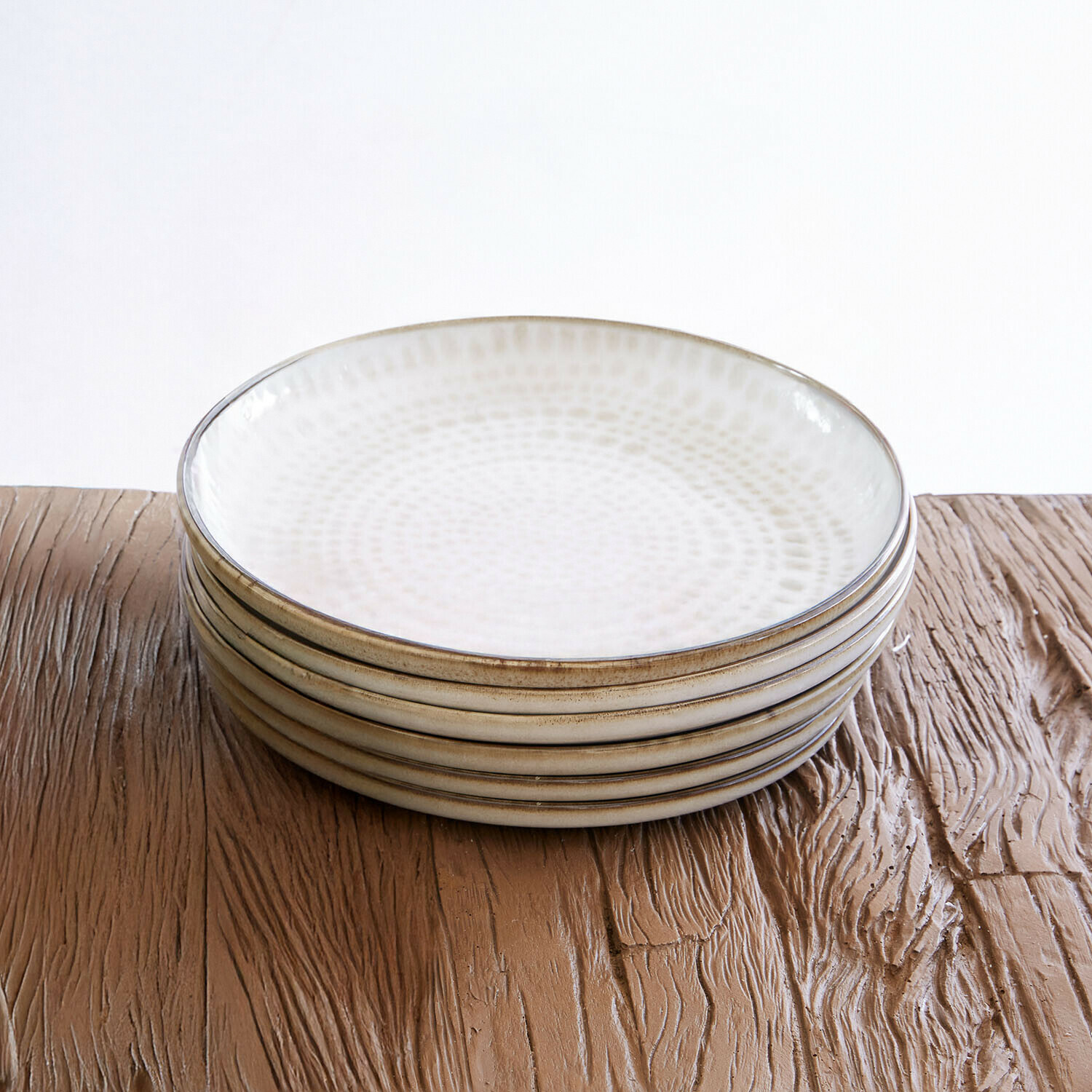 Talerz, zestaw 6 szt. Marnis Zestaw sześciu ceramicznych talerzy w kremowym kolorze z delikatnym wzorem, na drewnianym stole
