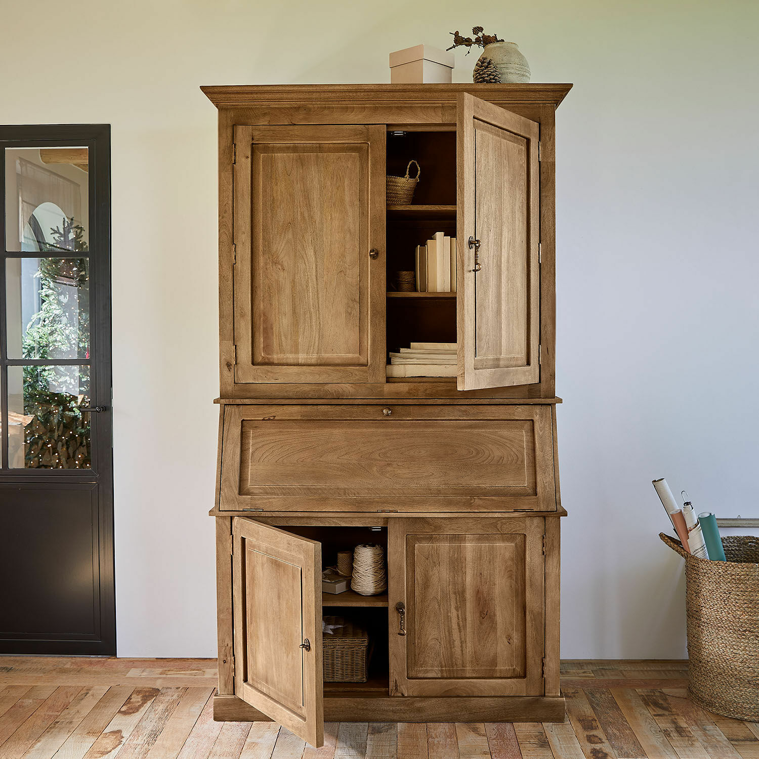 Sekretarzyk Arvandor Drewniana szafka z otwartymi drzwiami i półkami, naturalny kolor, mebel do przechowywania w salonie