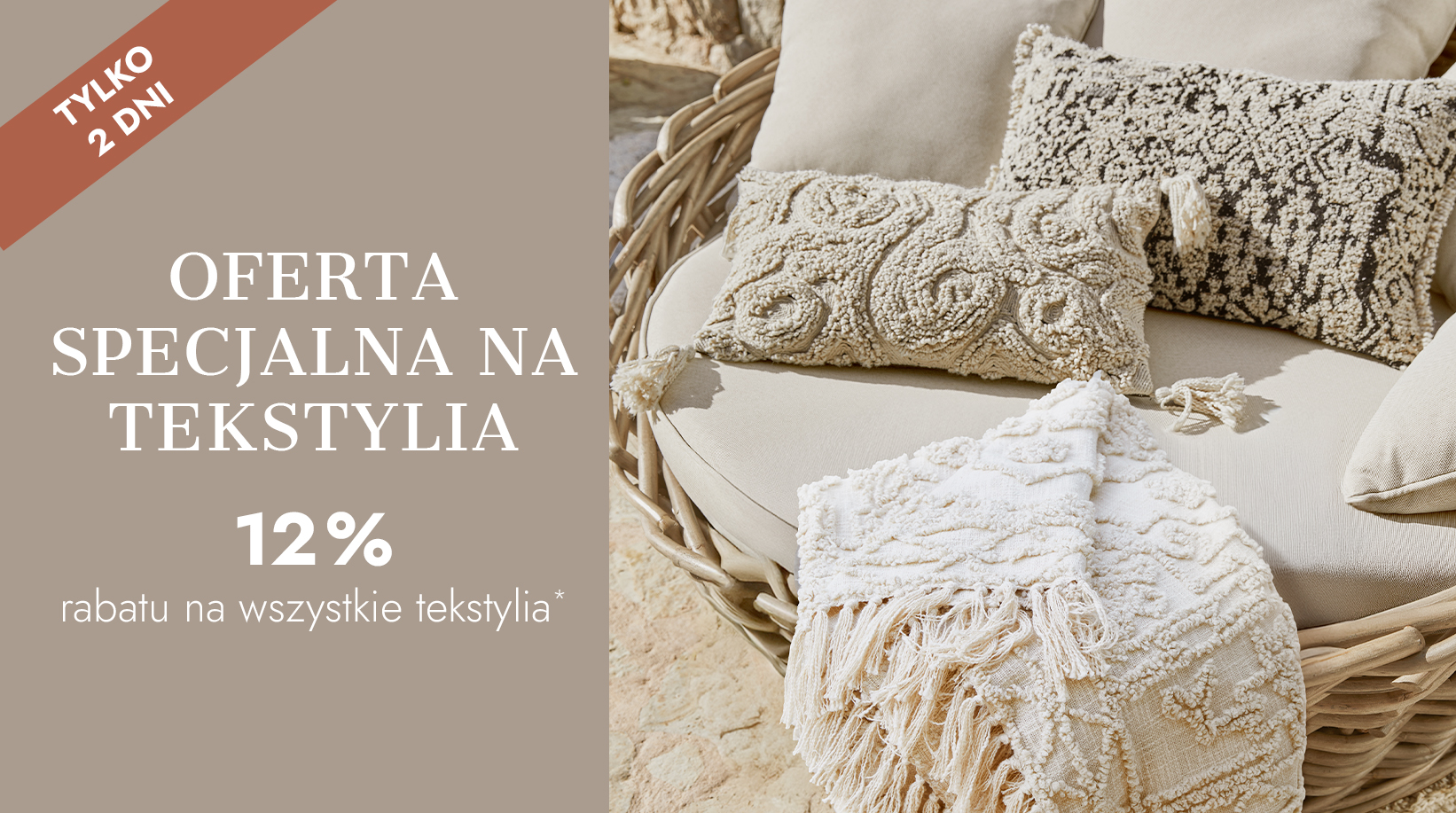 Tekstylia dekoracyjne w beżowych odcieniach na wiklinowym fotelu z 12% rabatem na tekstylia