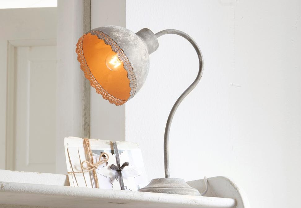 Metalowa lampa stołowa w stylu shabby chic z ozdobnym, pomarańczowym wnętrzem klosza, dekoracyjna lampa vintage
