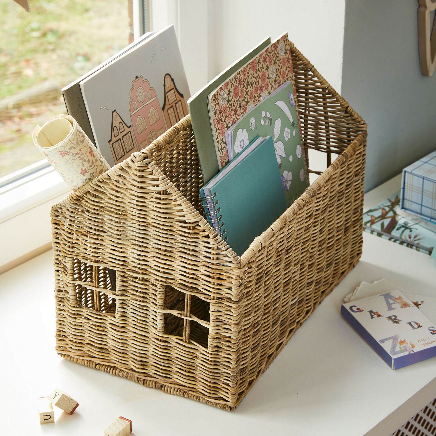 Kosz z rattanu w kształcie domu na biurko z segregatorami i notesami, naturalny kolor