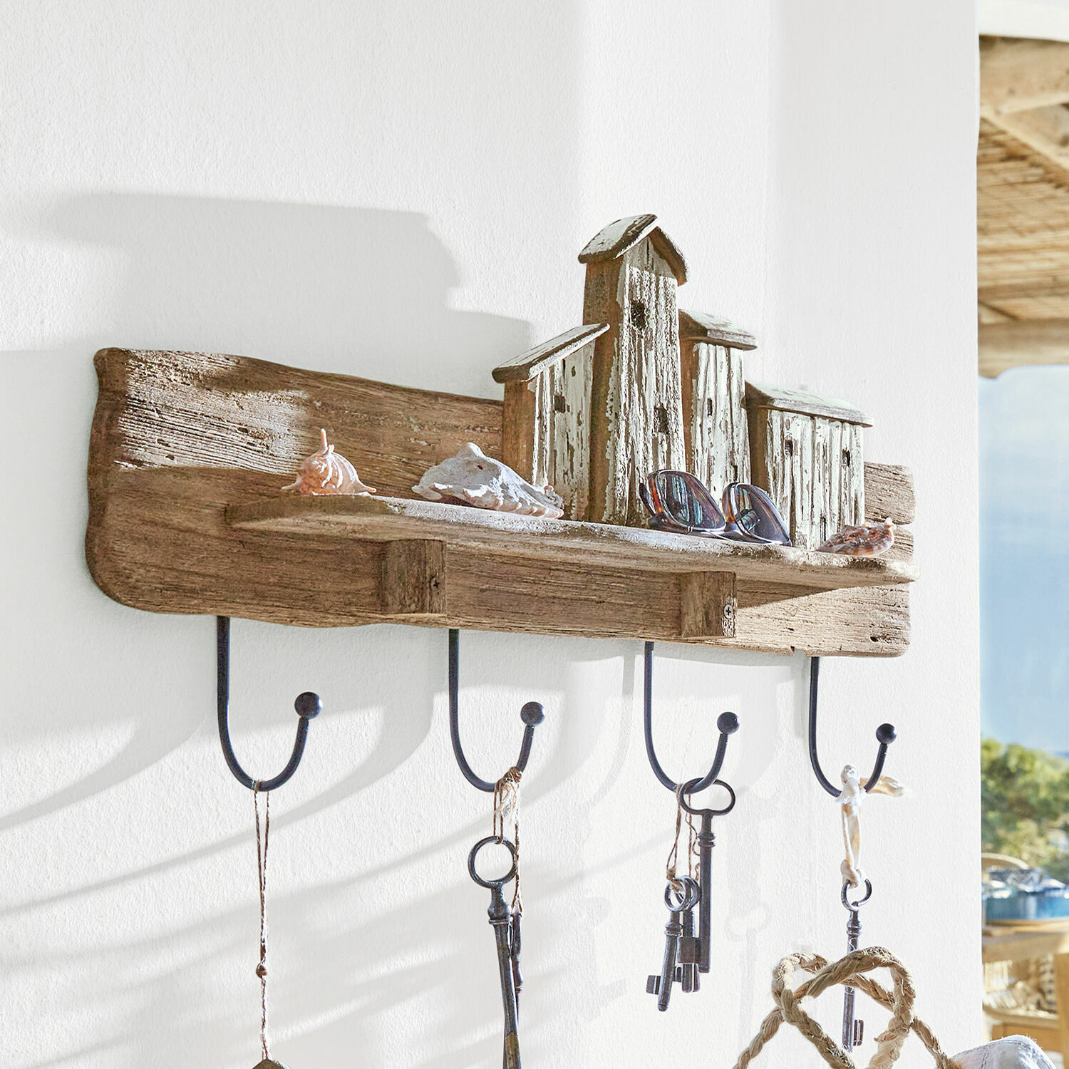 Tablica z hakami Charmani Rustykalny wieszak ścienny z drewna i metalu z dekoracją domków i haczykami na klucze i okulary