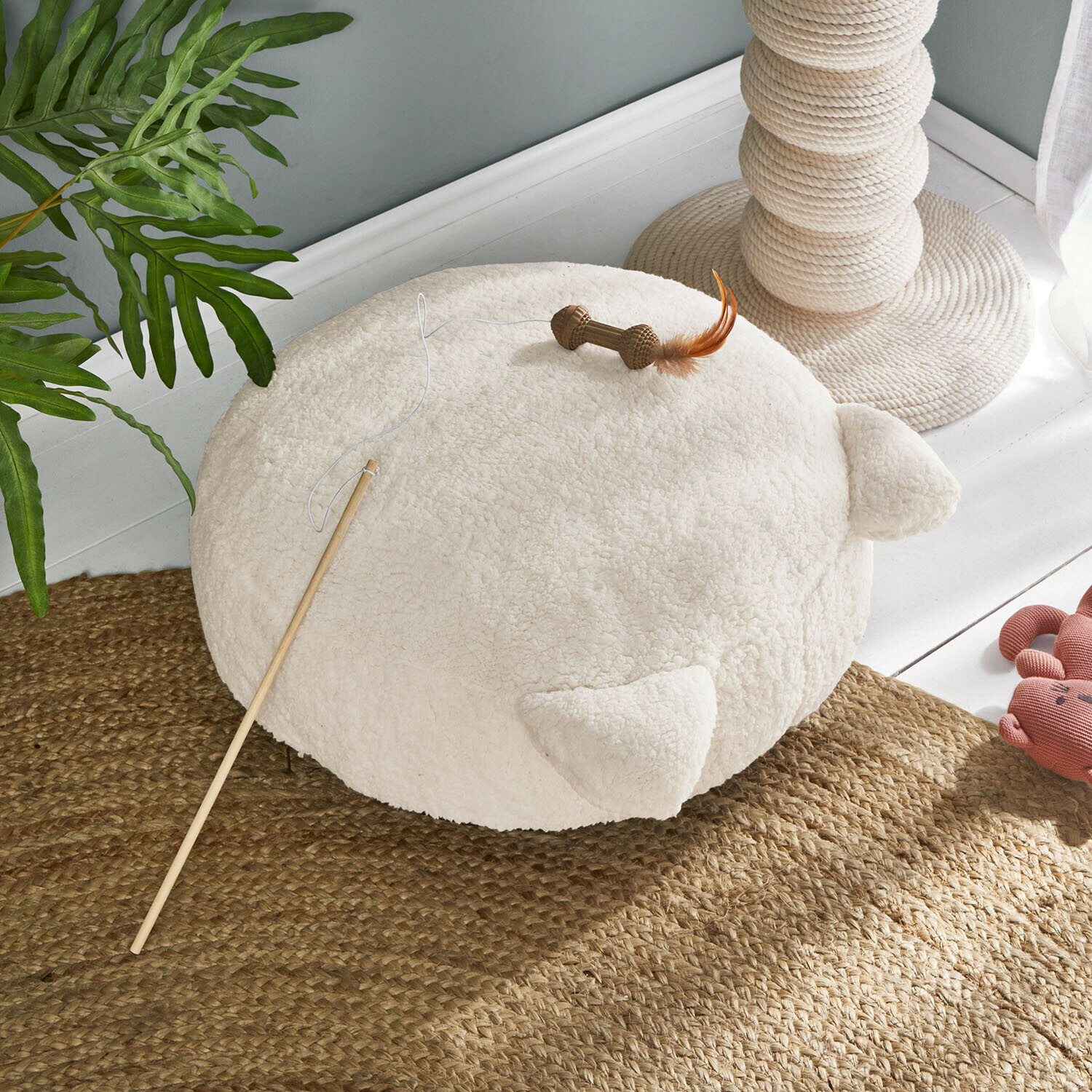 Okrągła kremowa poduszka z miękkiego materiału z uszami, zabawka dla kota z patyczkiem i piórkiem