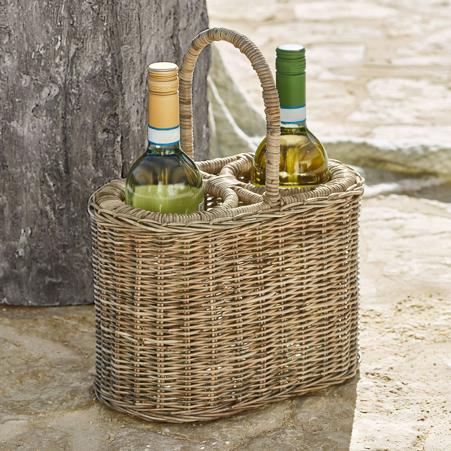 Naturalny wiklinowy kosz na dwie butelki wina w kolorze beżowym, praktyczny i stylowy na piknik