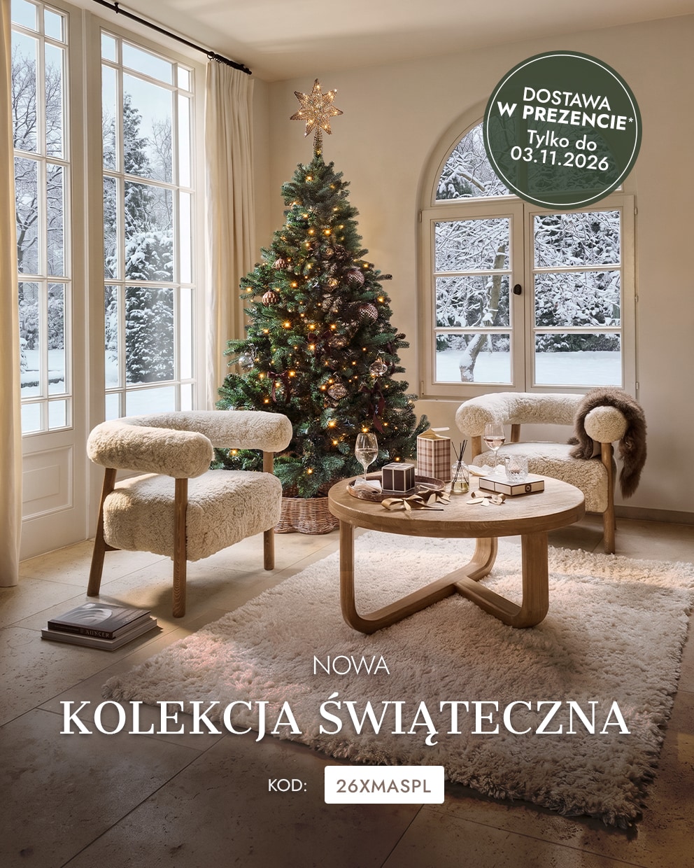 Przytulny salon z choinką i meblami z jasnego drewna oraz miękkimi kremowymi fotelami na święta