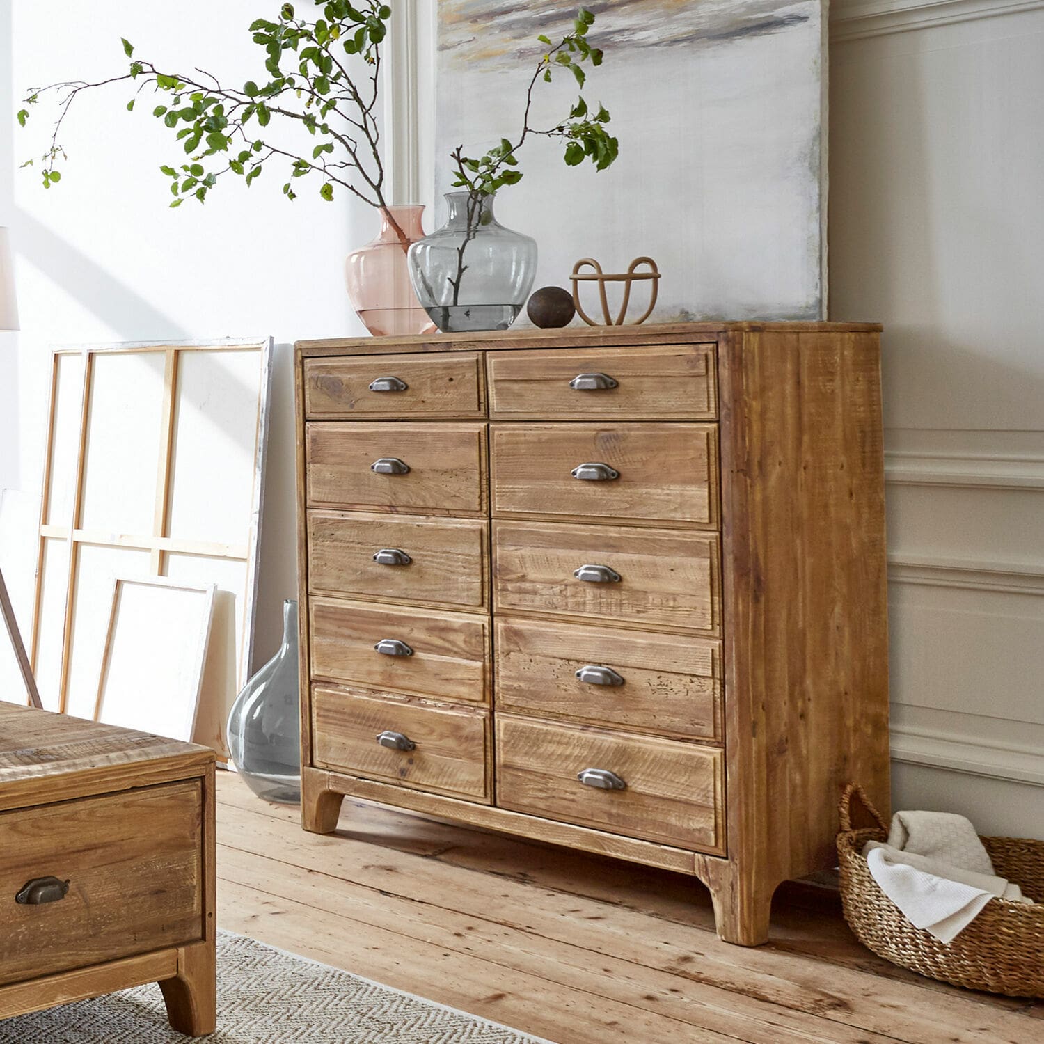 Komoda Kerava Komoda z drewna mango w naturalnym kolorze z metalowymi uchwytami, mebel do przechowywania w salonie