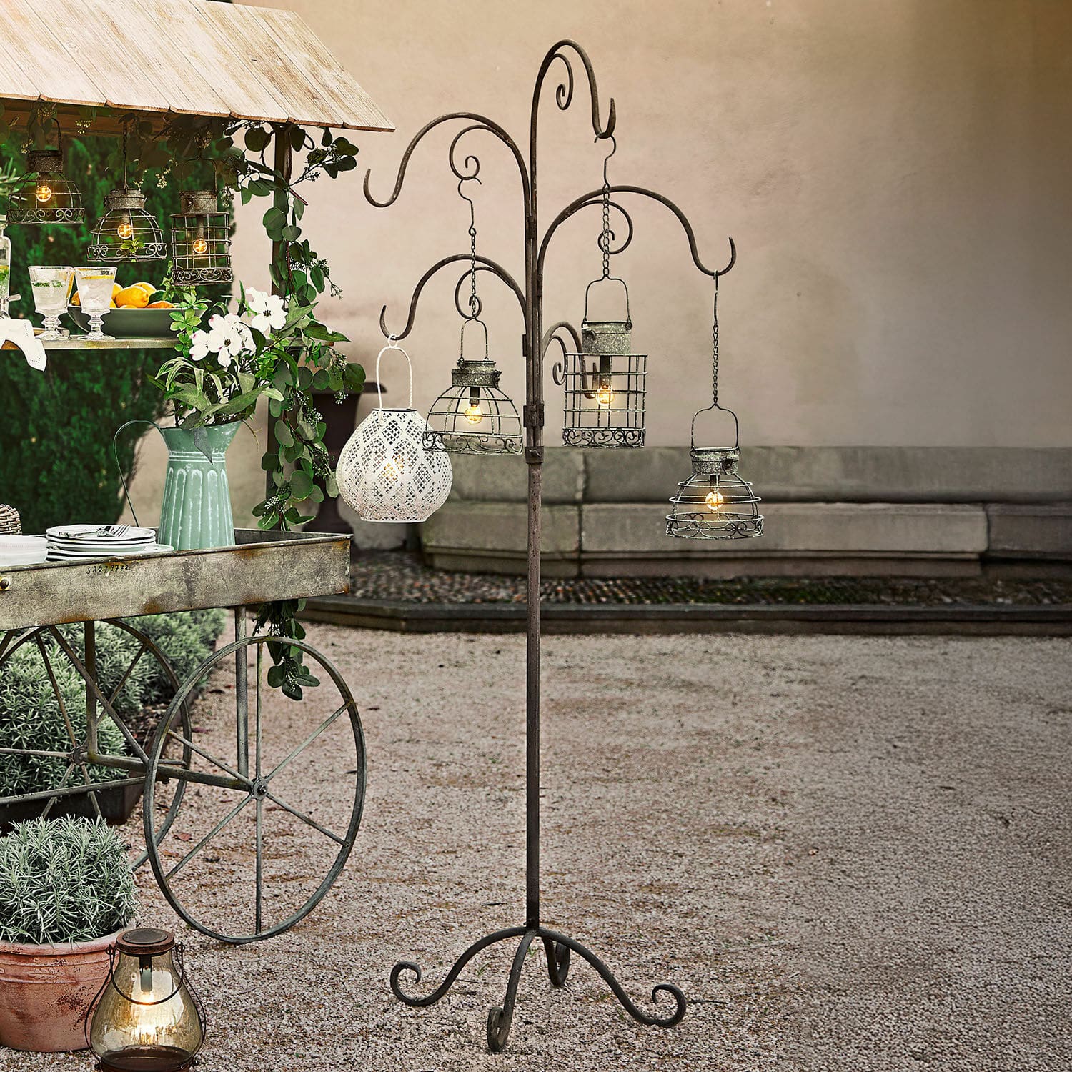 Stojak Merisette Metalowy stojak z czterema wiszącymi lampionami w stylu vintage do dekoracji ogrodu i tarasu