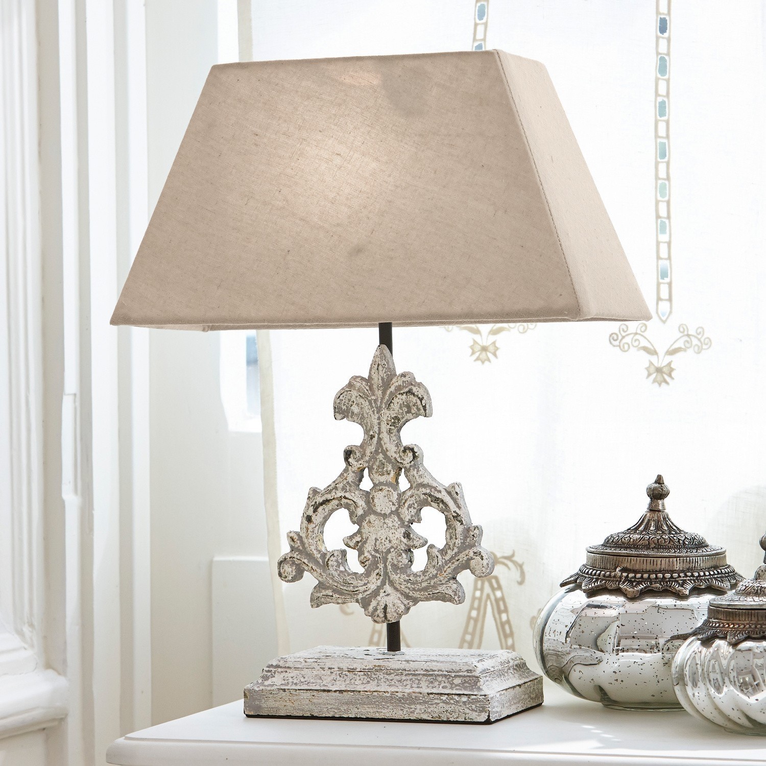 Lampa stołowa Poème Lampka stołowa z beżowym abażurem i białą, postarzaną podstawą z metalu i drewna