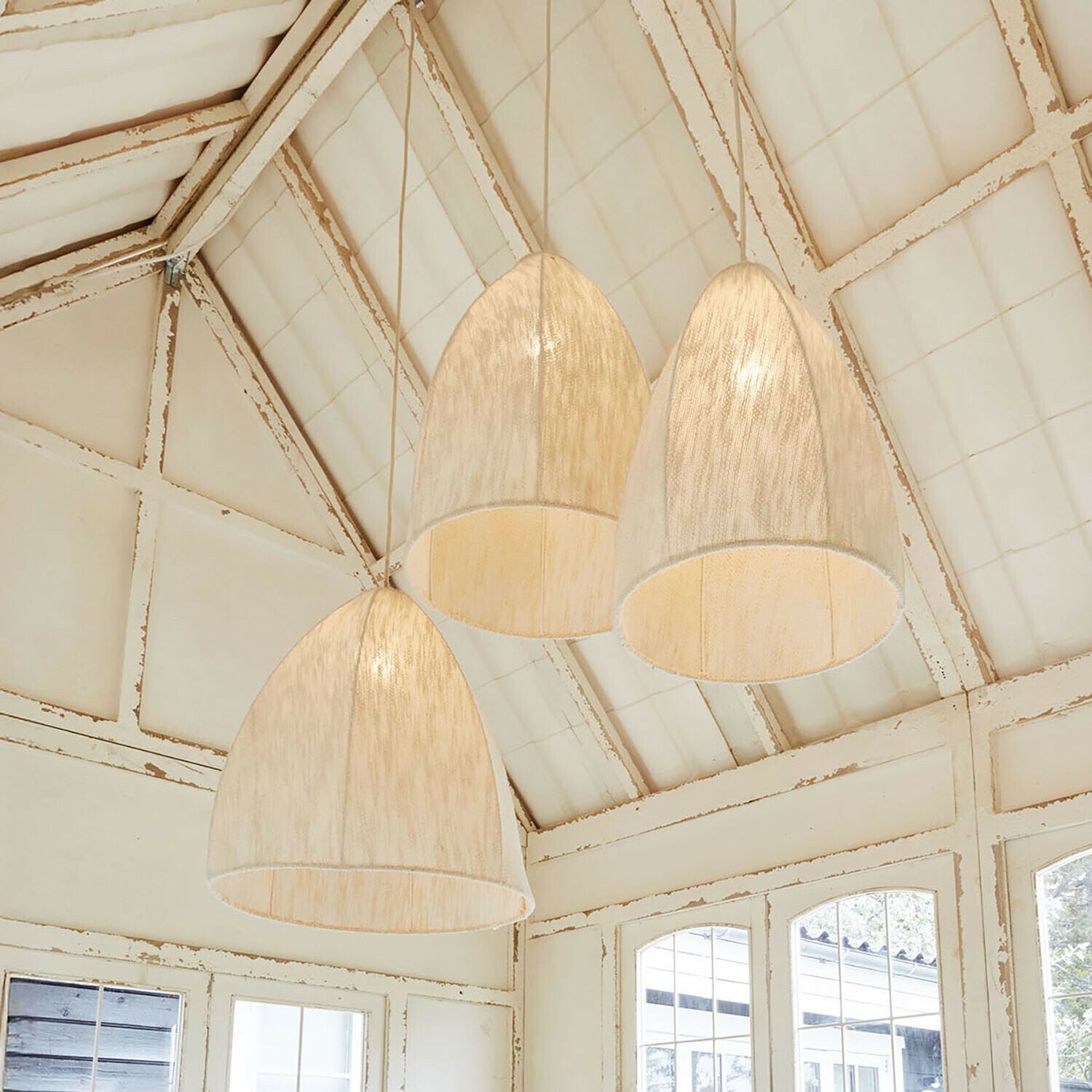 Lampa wisząca, zestaw 3 szt. Reveaux Trzy wiszące lampy z jasnego materiału w kształcie dzwonu w rustykalnym wnętrzu z białym sufitem