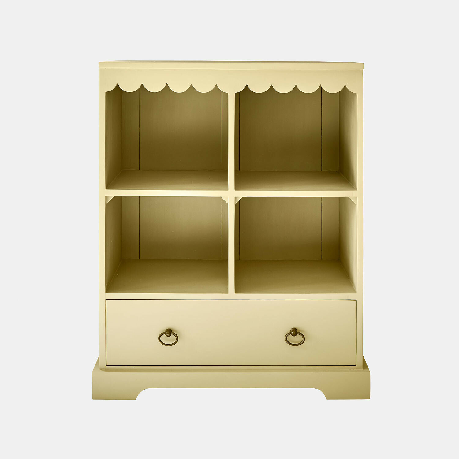 Beżowa drewniana szafka z czterema półkami i szufladą, mebel do przechowywania w salonie